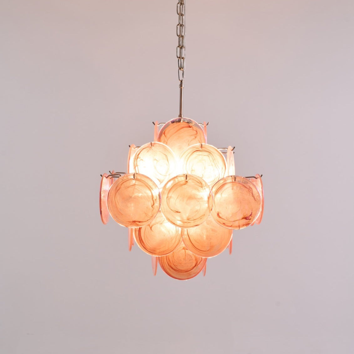 Celeian Kronleuchter aus rosa irisierendem Glas in geschichteter romantischer Form