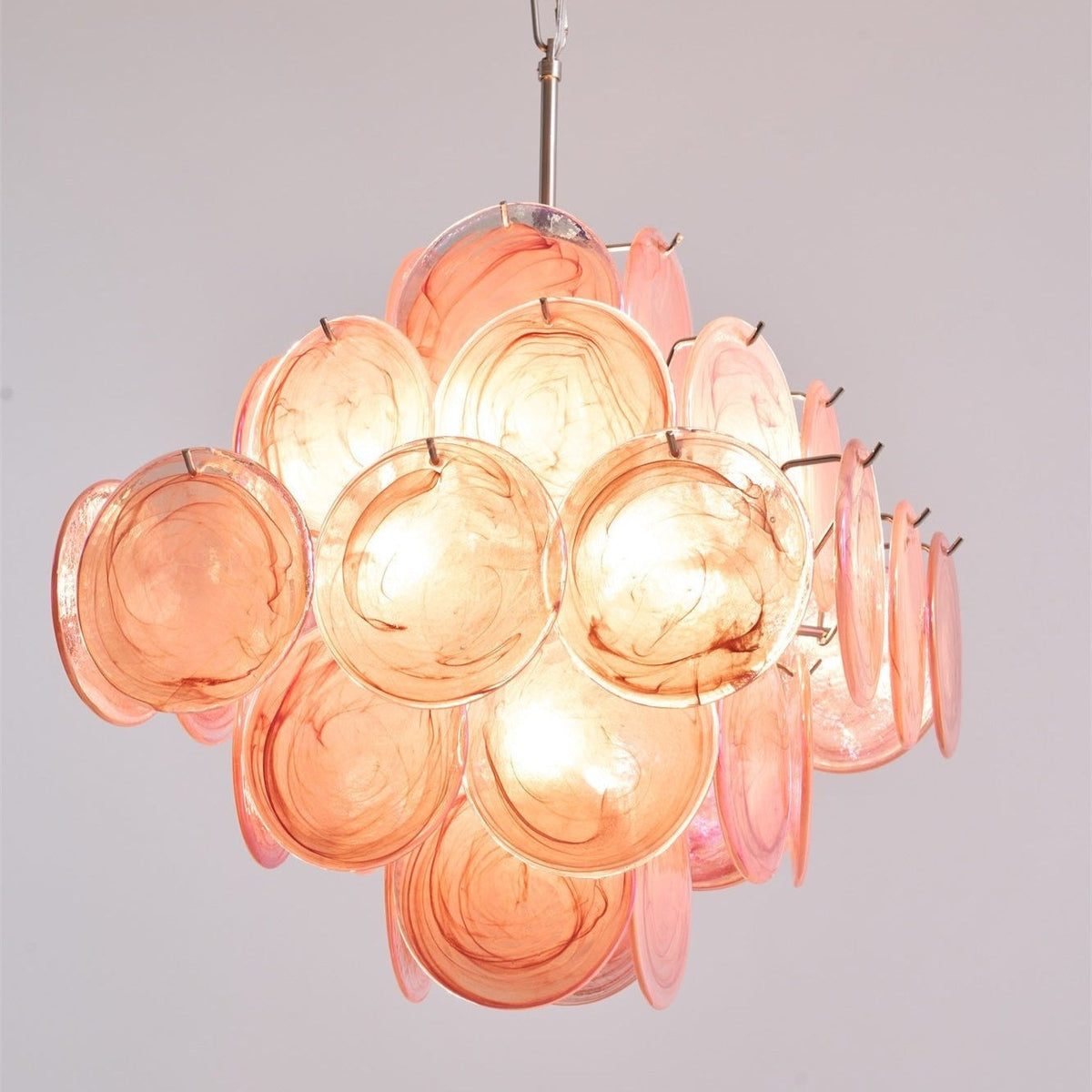 Celeian Kronleuchter aus rosa irisierendem Glas in geschichteter romantischer Form