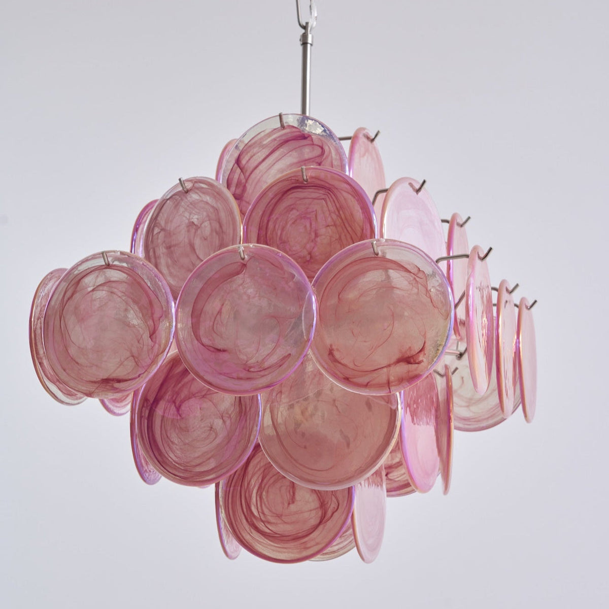 Celeian Kronleuchter aus rosa irisierendem Glas in geschichteter romantischer Form
