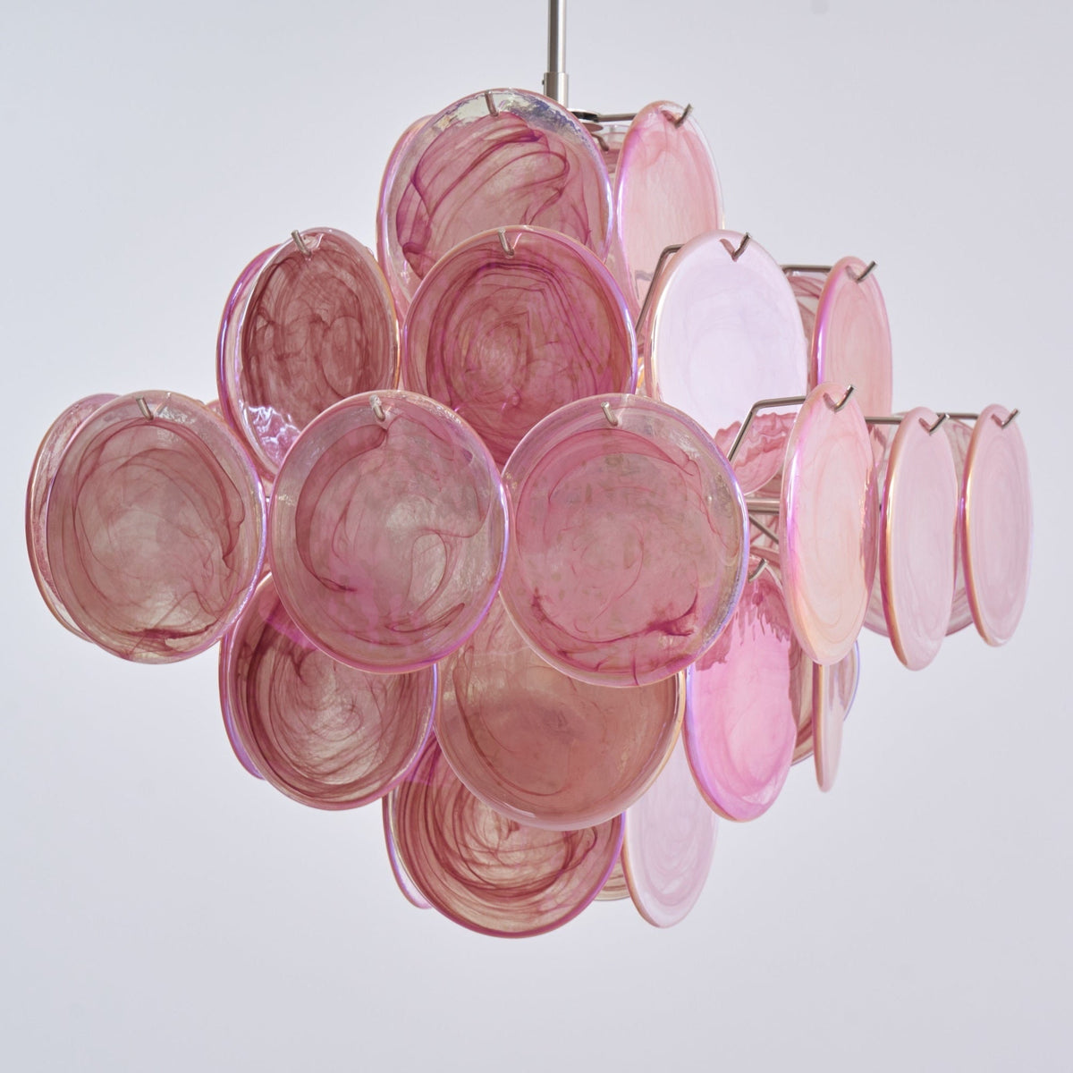 Celeian Kronleuchter aus rosa irisierendem Glas in geschichteter romantischer Form
