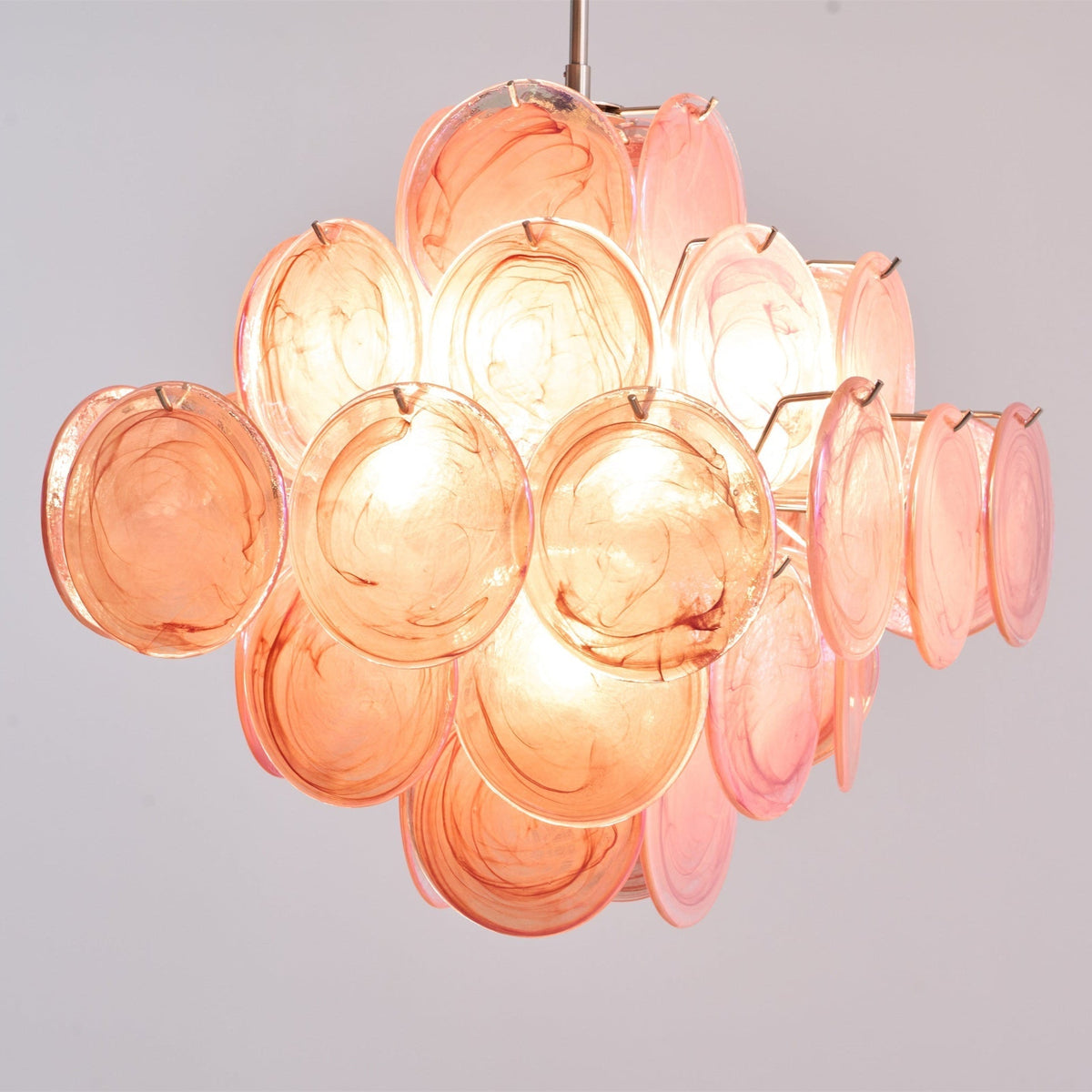 Celeian Kronleuchter aus rosa irisierendem Glas in geschichteter romantischer Form