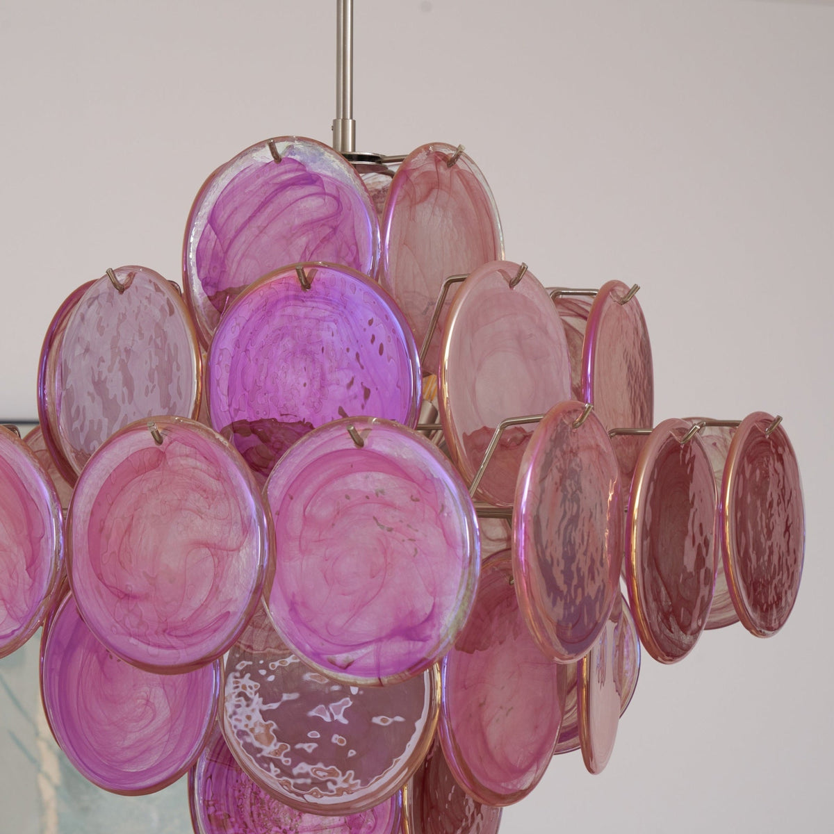 Celeian Kronleuchter aus rosa irisierendem Glas in geschichteter romantischer Form