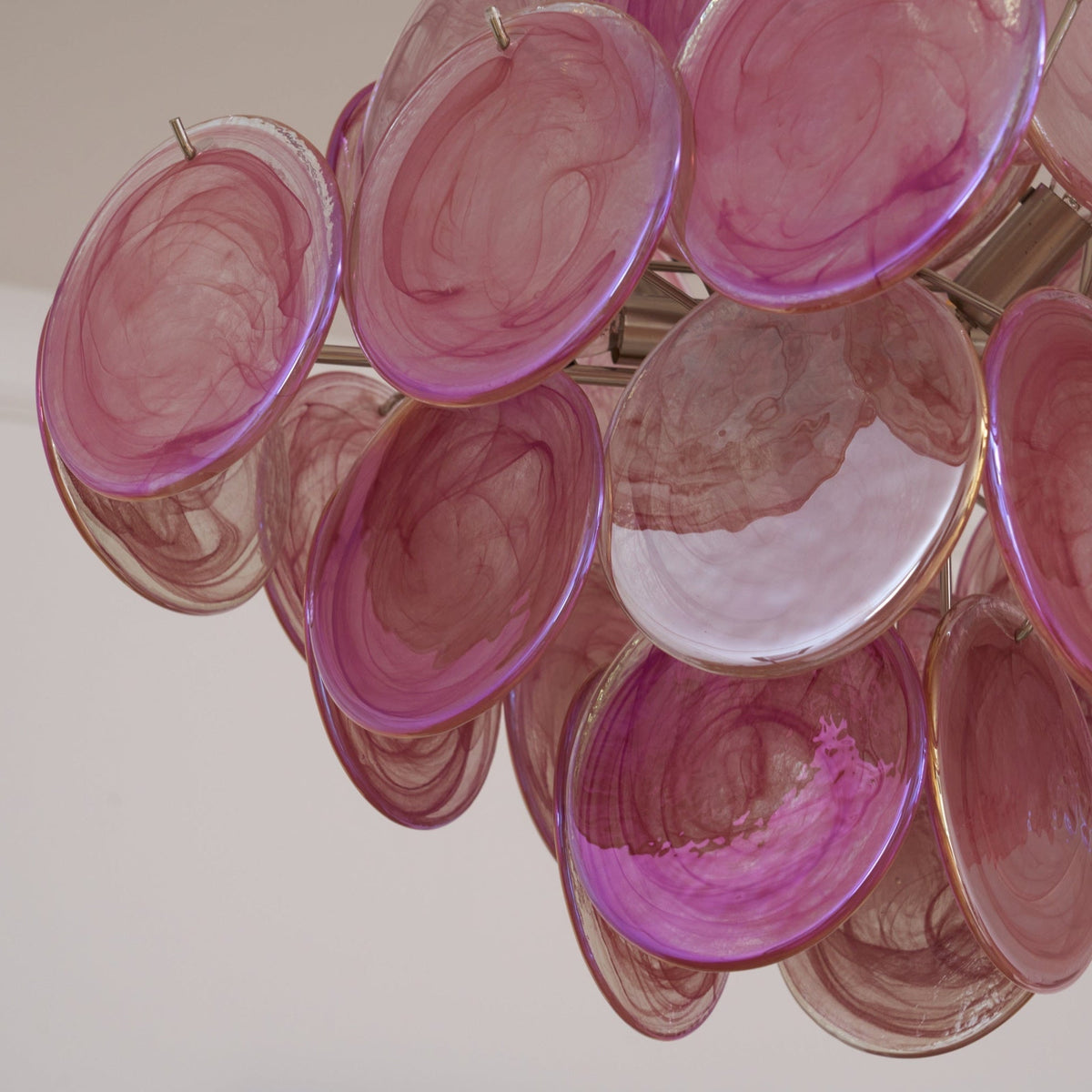 Celeian Kronleuchter aus rosa irisierendem Glas in geschichteter romantischer Form