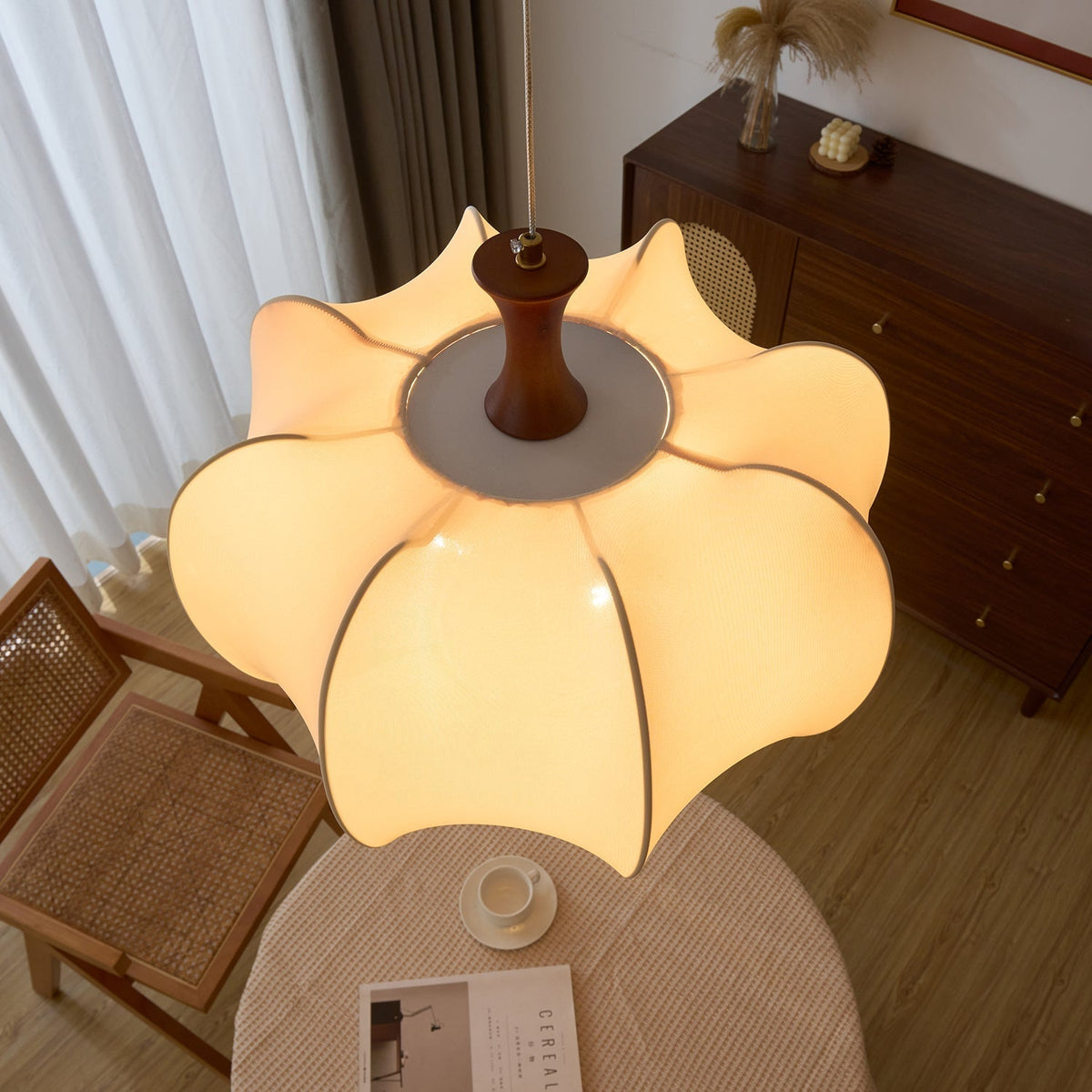 Elvelise Pendelleuchte aus Stoff und Holz
