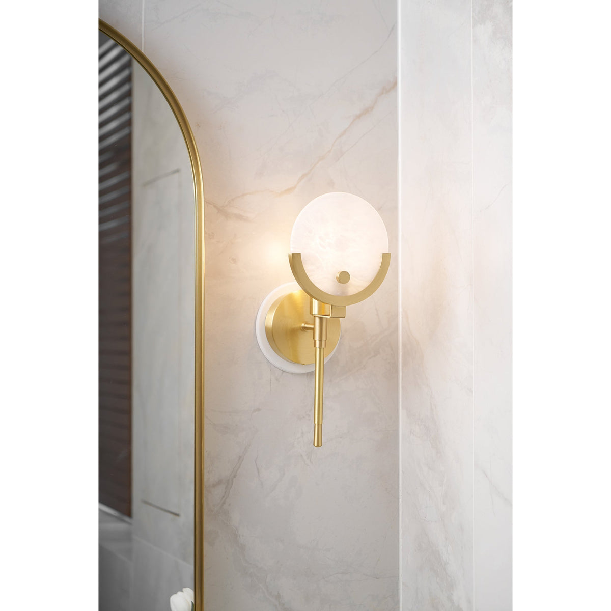 Ljomuvyo zeitgenössische minimalistische Wandleuchte aus Messing mit Alabaster-Lampenschirm