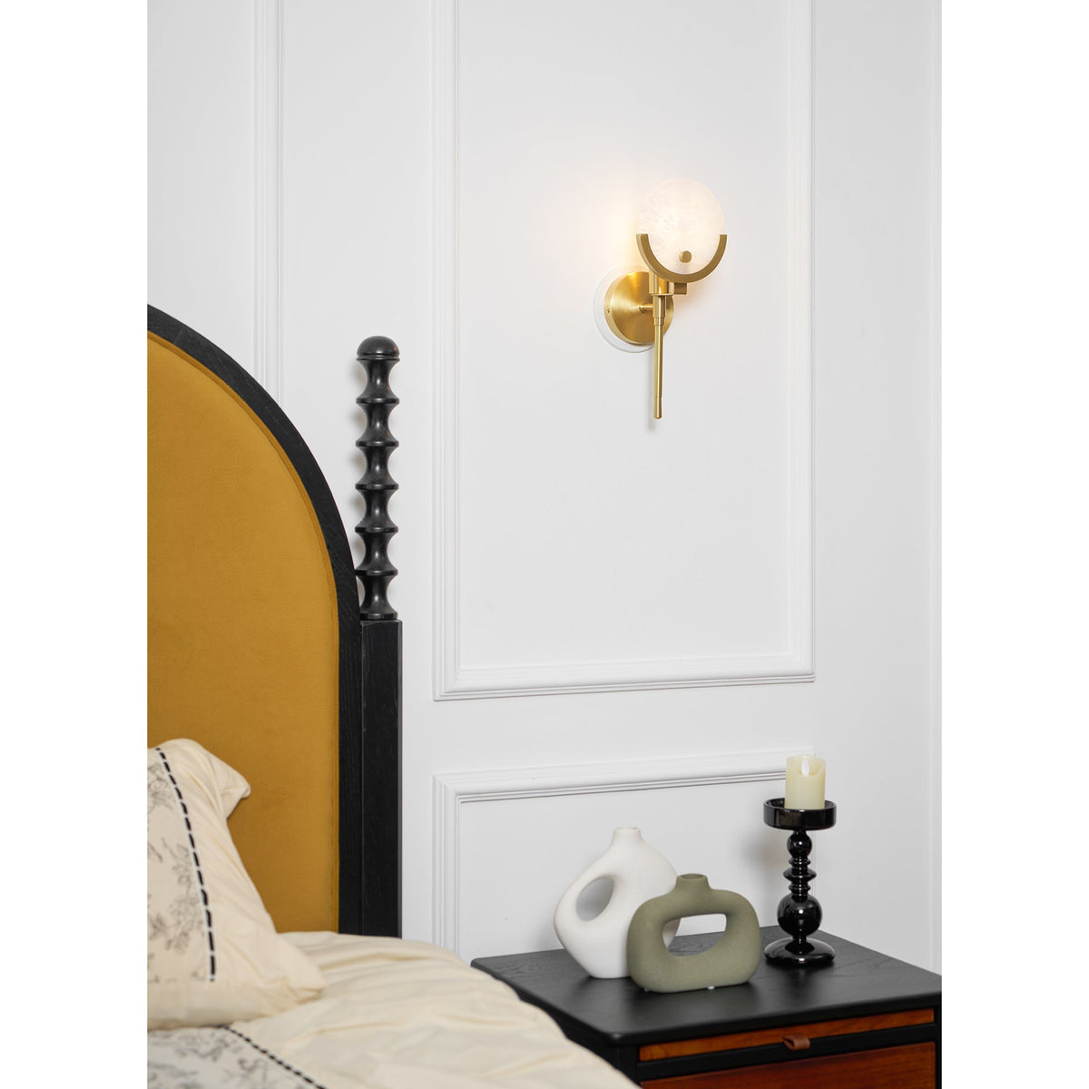 Ljomuvyo zeitgenössische minimalistische Wandleuchte aus Messing mit Alabaster-Lampenschirm