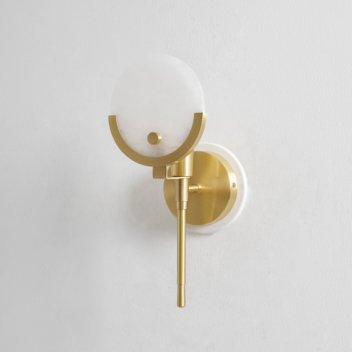 Ljomuvyo zeitgenössische minimalistische Wandleuchte aus Messing mit Alabaster-Lampenschirm