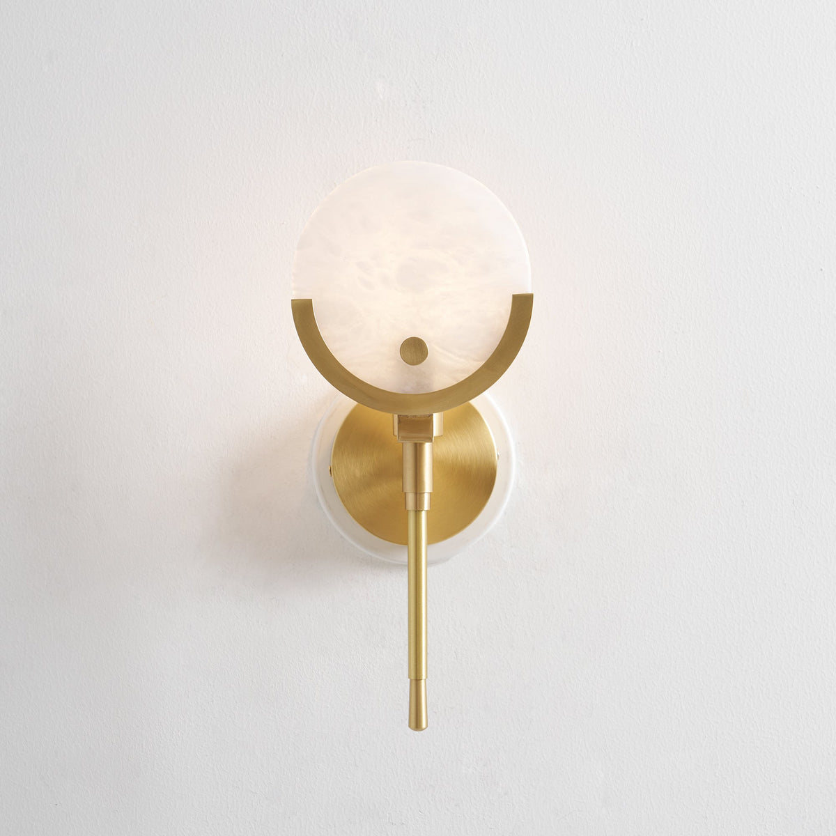 Ljomuvyo zeitgenössische minimalistische Wandleuchte aus Messing mit Alabaster-Lampenschirm