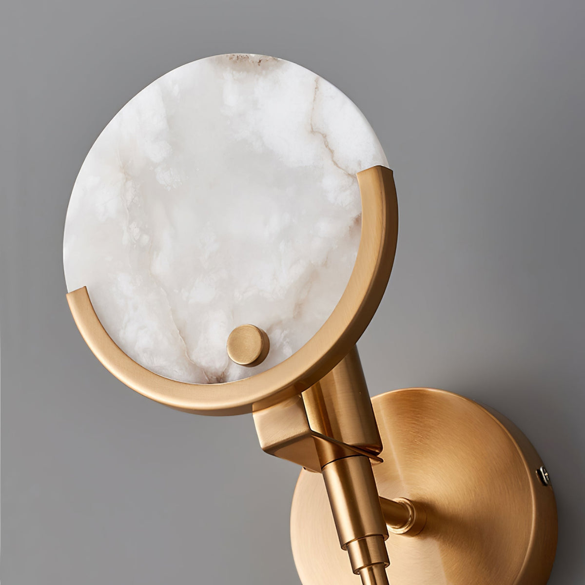 Ljomuvyo zeitgenössische minimalistische Wandleuchte aus Messing mit Alabaster-Lampenschirm