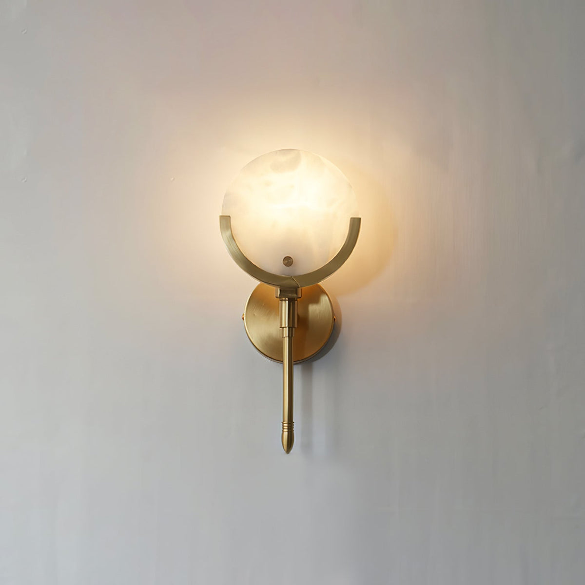 Ljomuvyo zeitgenössische minimalistische Wandleuchte aus Messing mit Alabaster-Lampenschirm