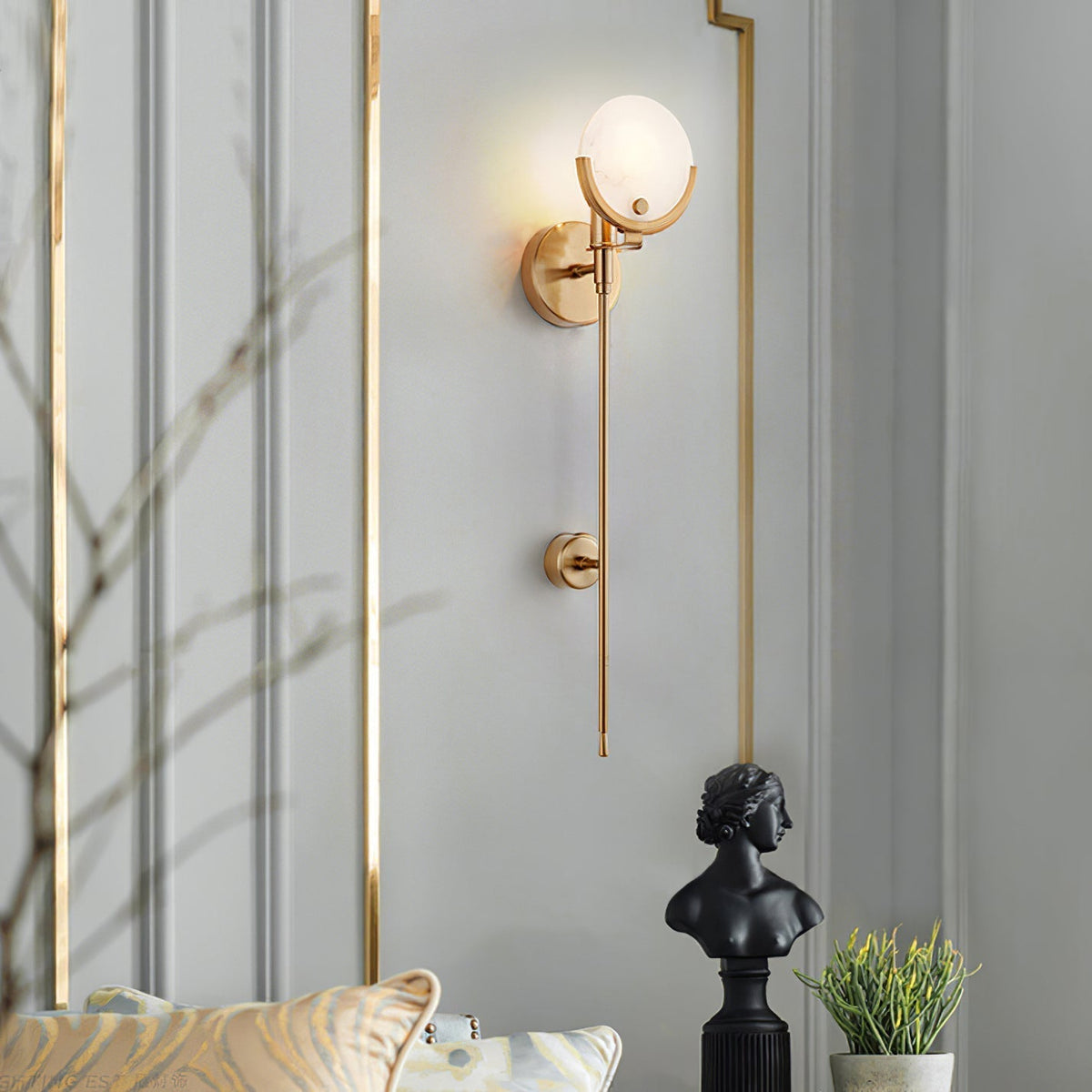 Ljomuvyo zeitgenössische minimalistische Wandleuchte aus Messing mit Alabaster-Lampenschirm