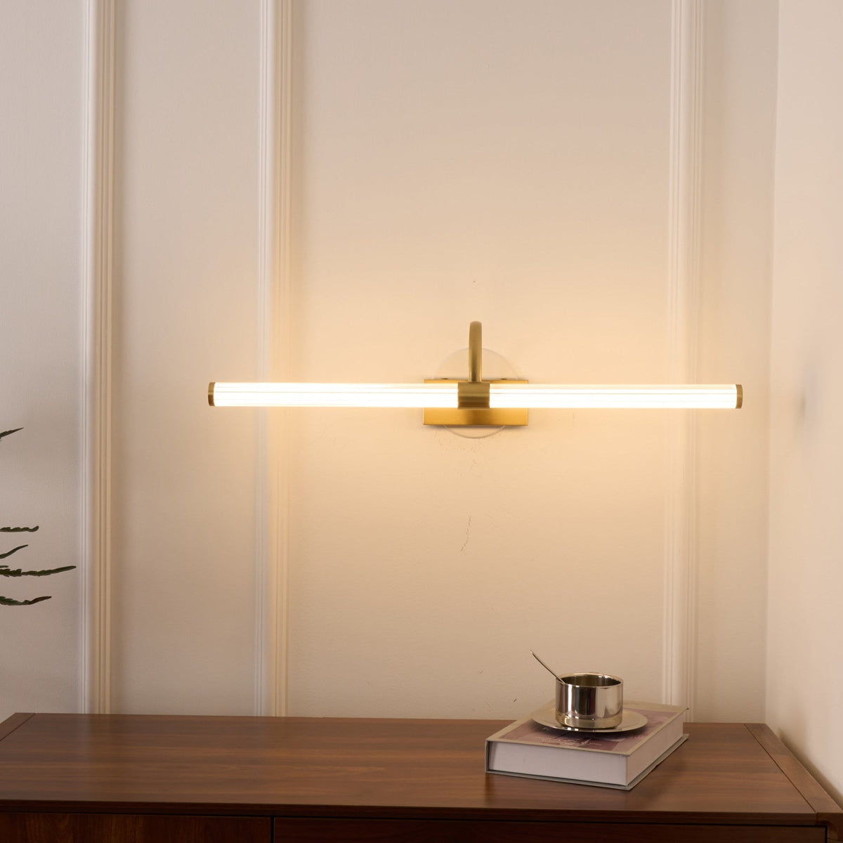 Beryl zeitgenössische minimalistische Messing-Wandleuchte