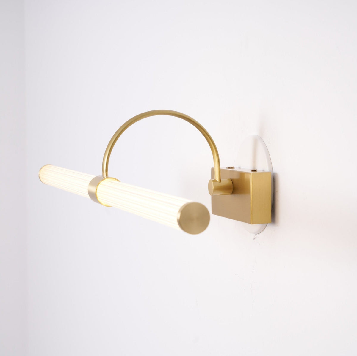 Beryl zeitgenössische minimalistische Messing-Wandleuchte