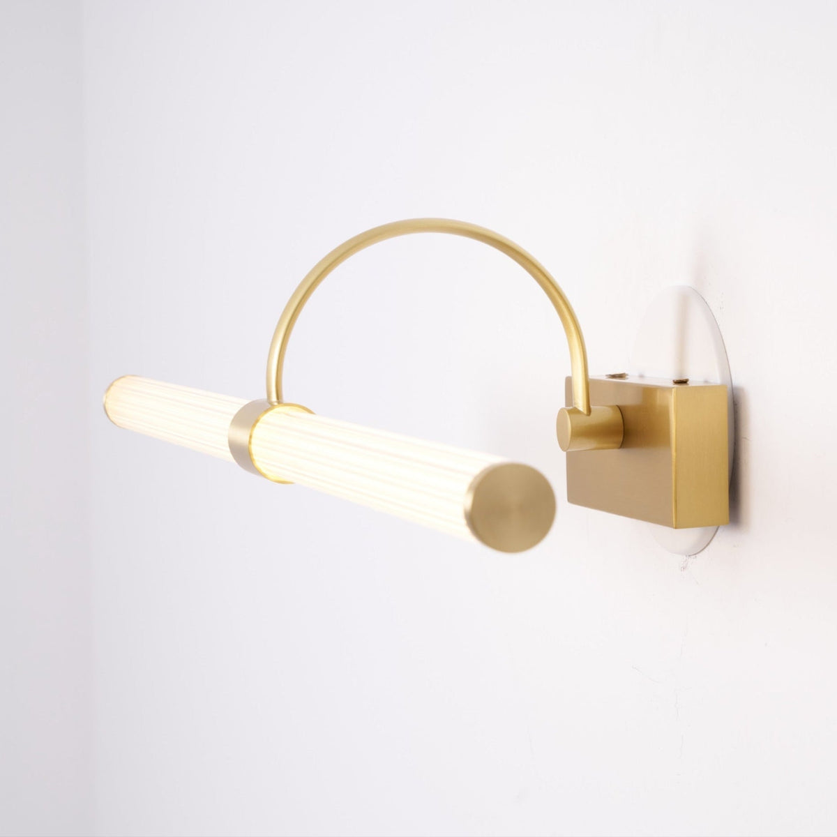 Beryl zeitgenössische minimalistische Messing-Wandleuchte