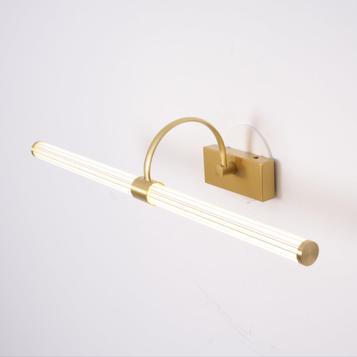 Beryl zeitgenössische minimalistische Messing-Wandleuchte