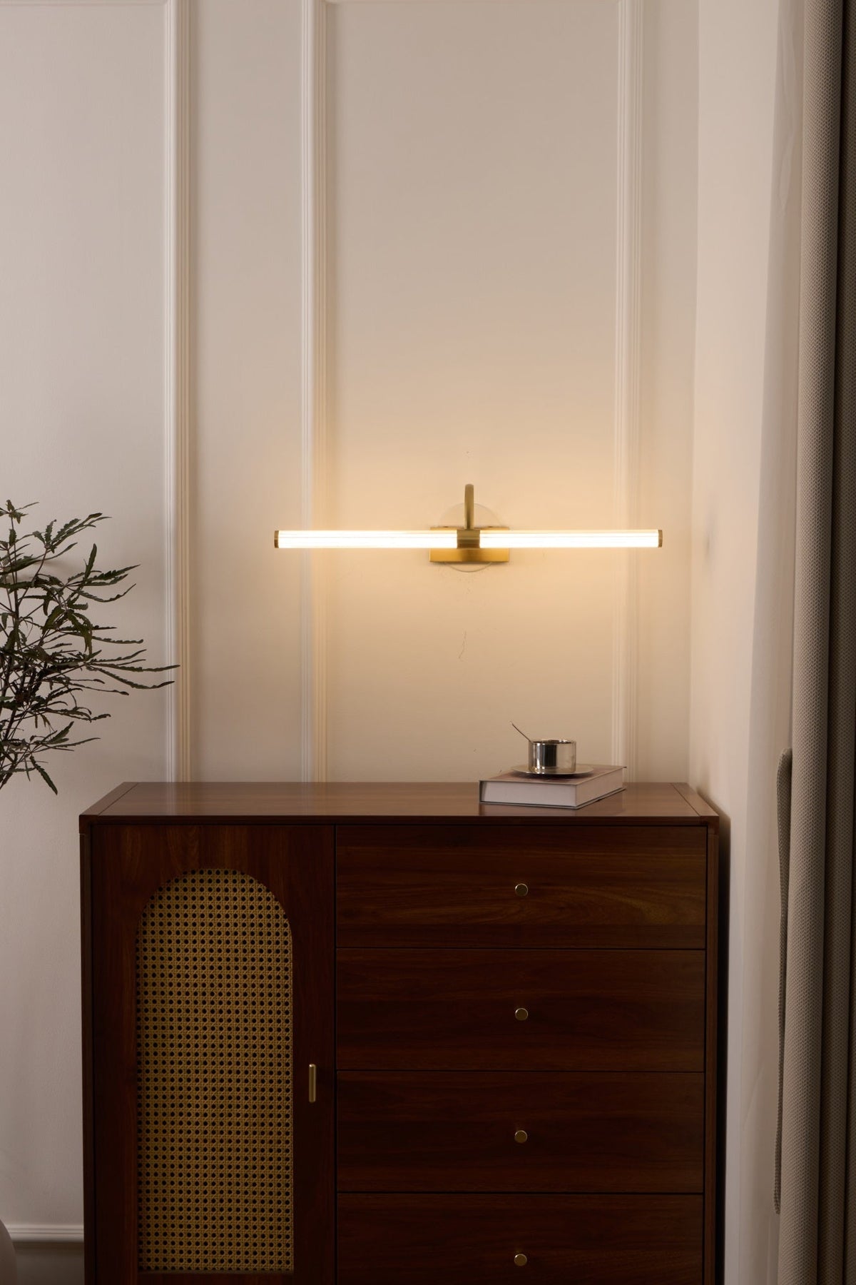 Beryl zeitgenössische minimalistische Messing-Wandleuchte