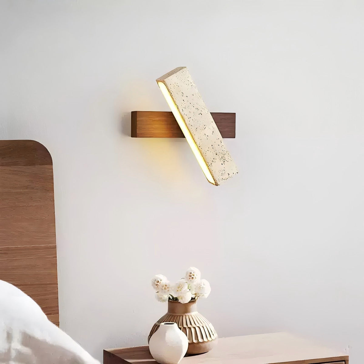 Ostruvyo zeitgenössische minimalistische lineare Wandleuchte aus Walnuss und Travertin