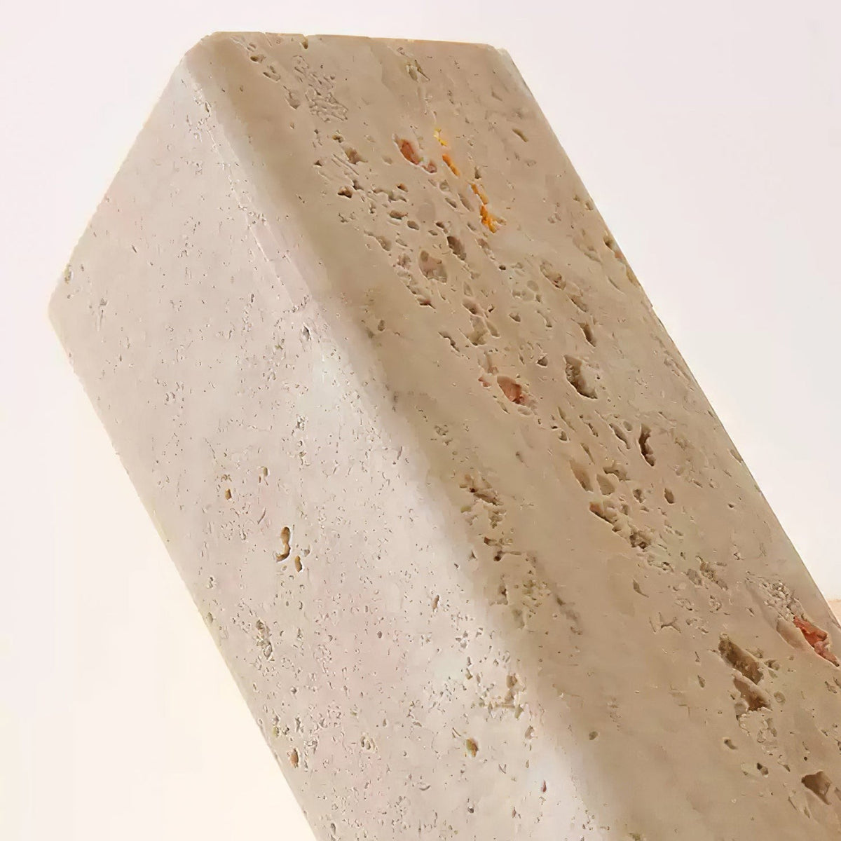Ostruvyo zeitgenössische minimalistische lineare Wandleuchte aus Walnuss und Travertin