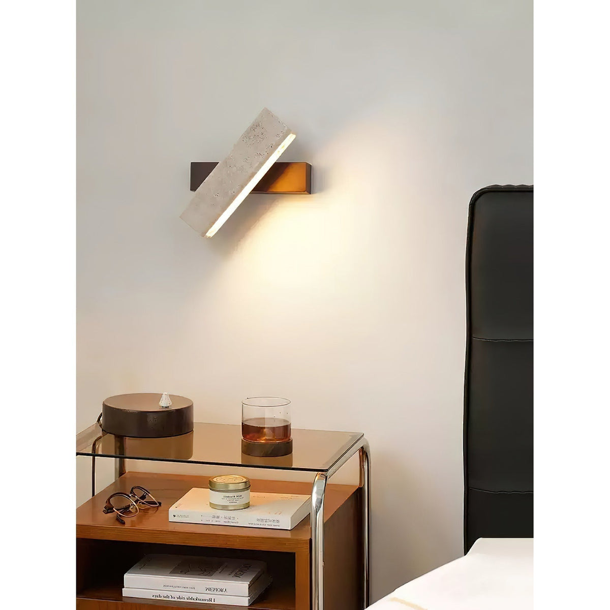 Ostruvyo zeitgenössische minimalistische lineare Wandleuchte aus Walnuss und Travertin