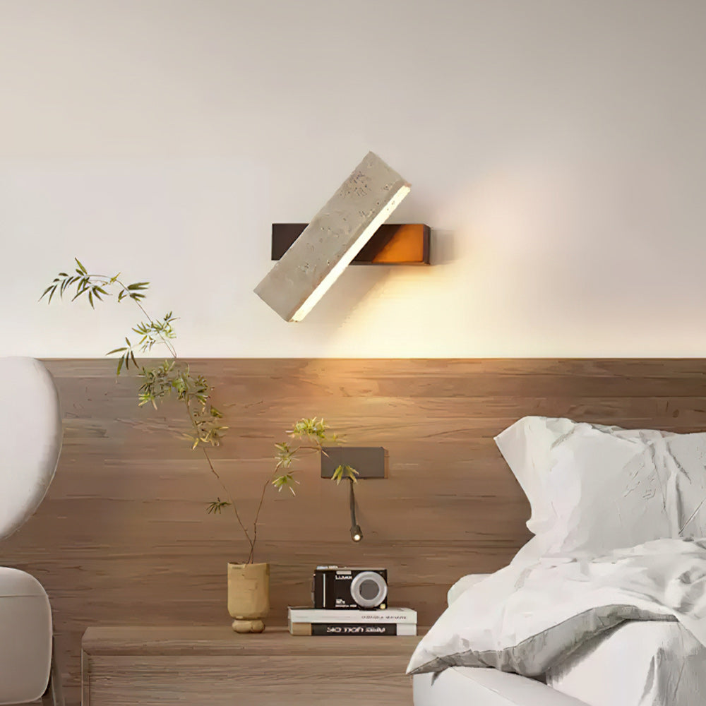Ostruvyo zeitgenössische minimalistische lineare Wandleuchte aus Walnuss und Travertin