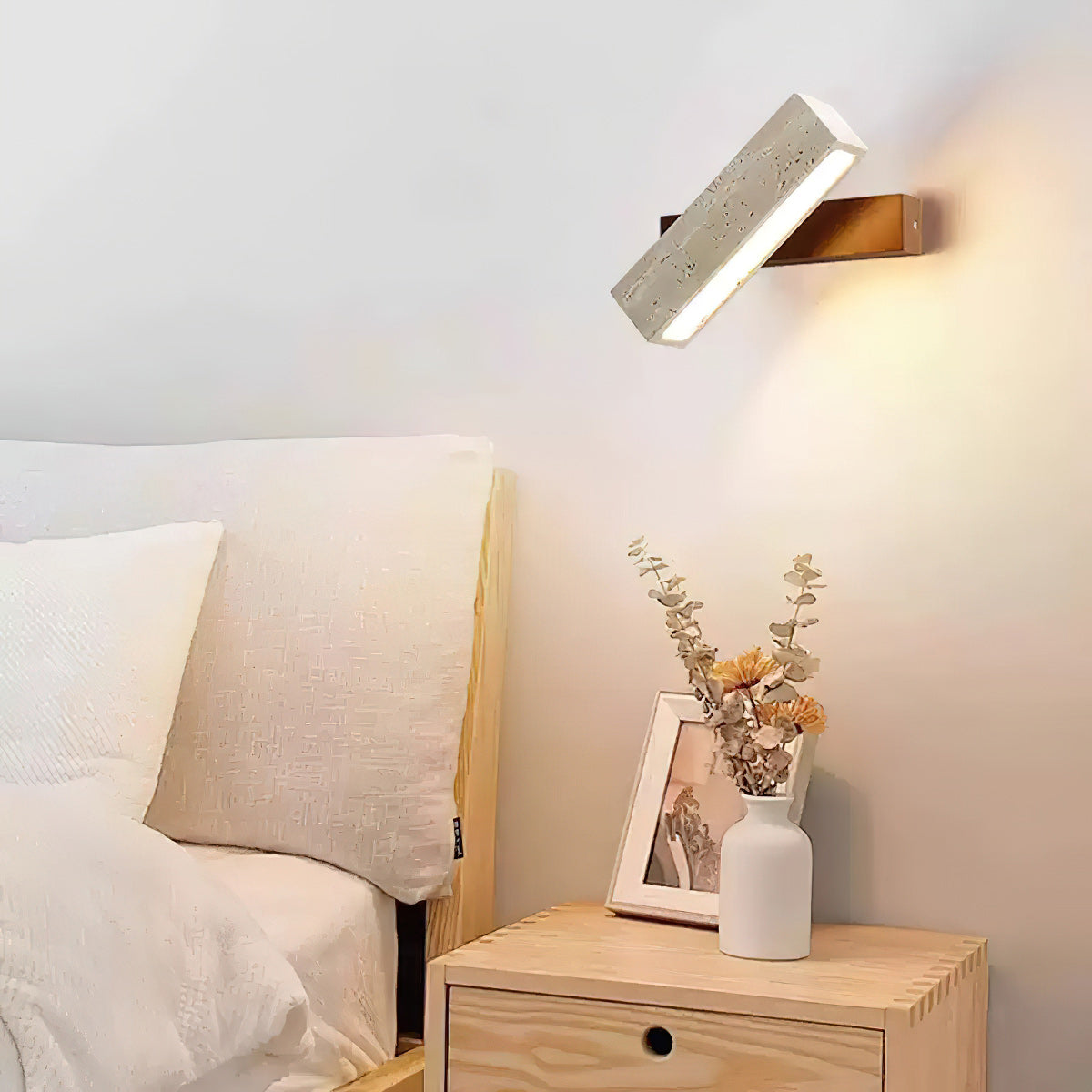 Ostruvyo zeitgenössische minimalistische lineare Wandleuchte aus Walnuss und Travertin