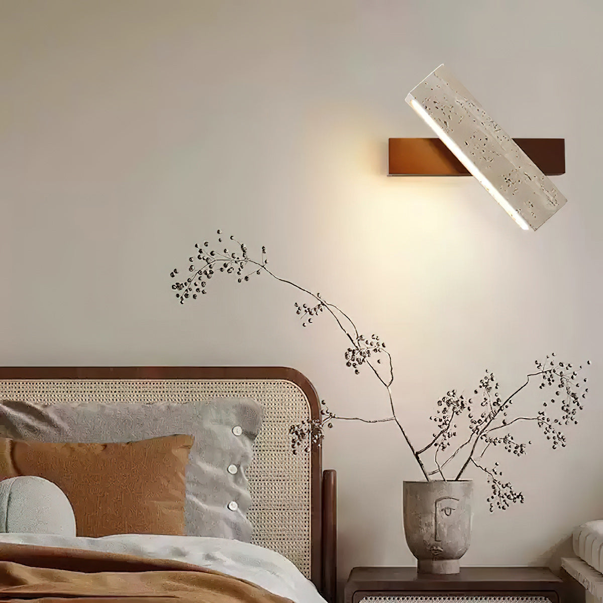 Ostruvyo zeitgenössische minimalistische lineare Wandleuchte aus Walnuss und Travertin