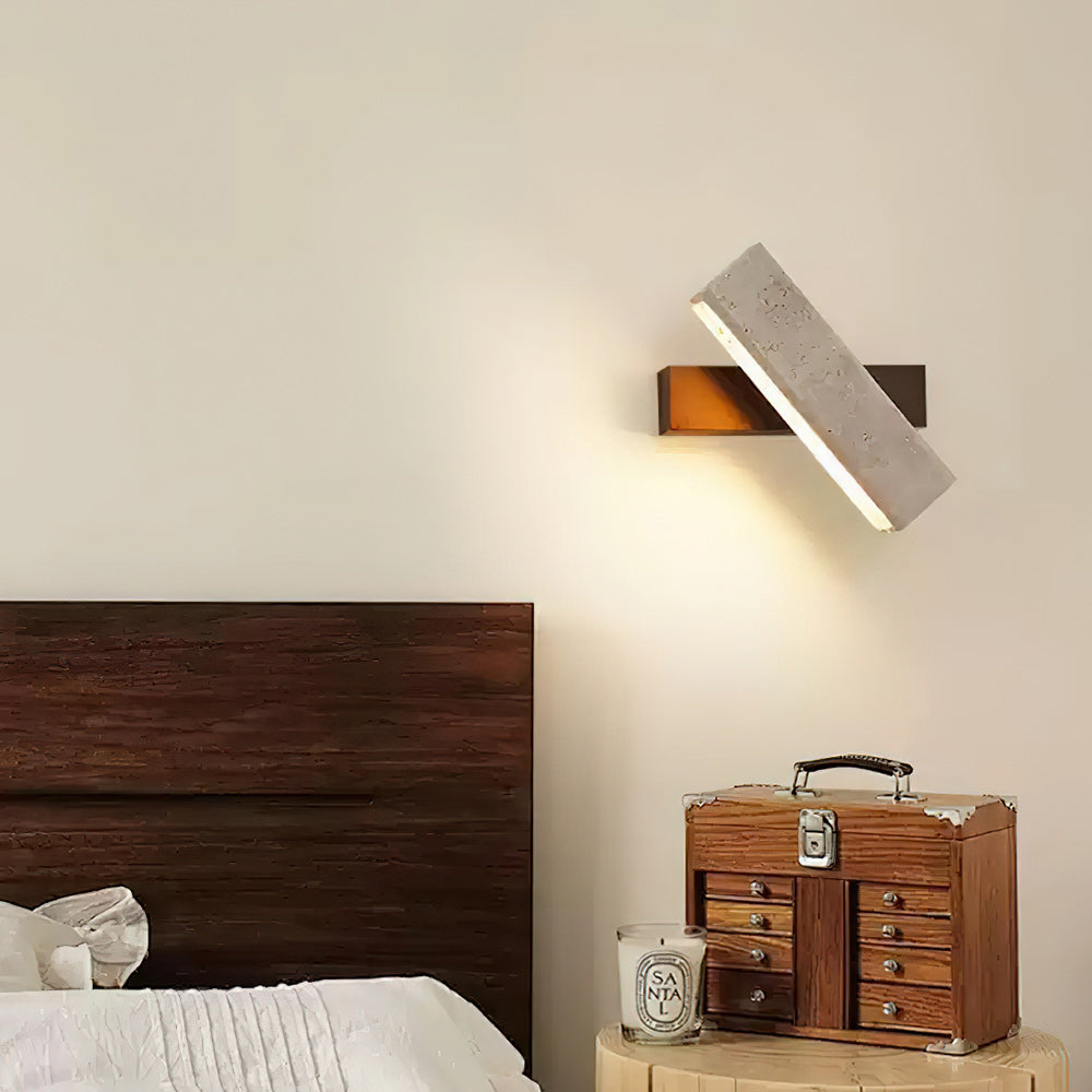 Ostruvyo zeitgenössische minimalistische lineare Wandleuchte aus Walnuss und Travertin