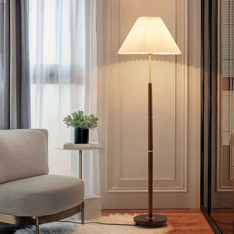 Haven Stehleuchte aus Holz und Stoff im Vintage-Stil