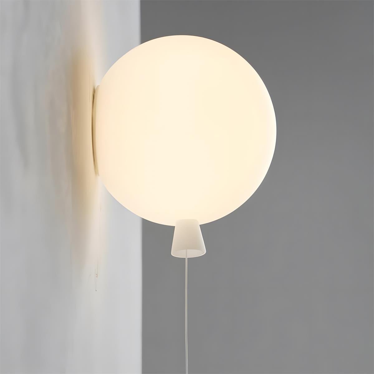 Celuenne Balloon Dream Wandleuchte aus Milchglas