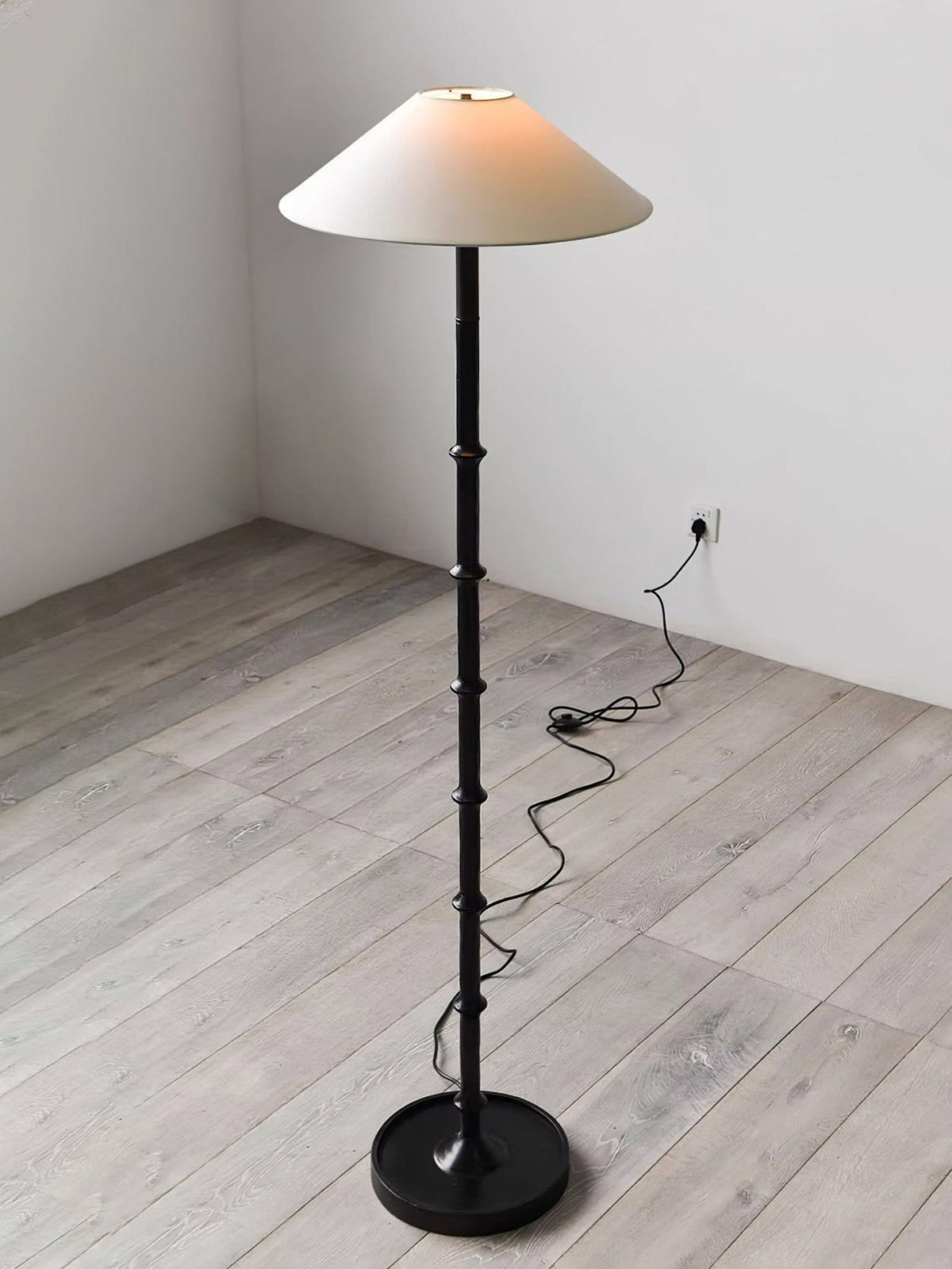 Zen Stehleuchte aus Bambus mit Knotendesign