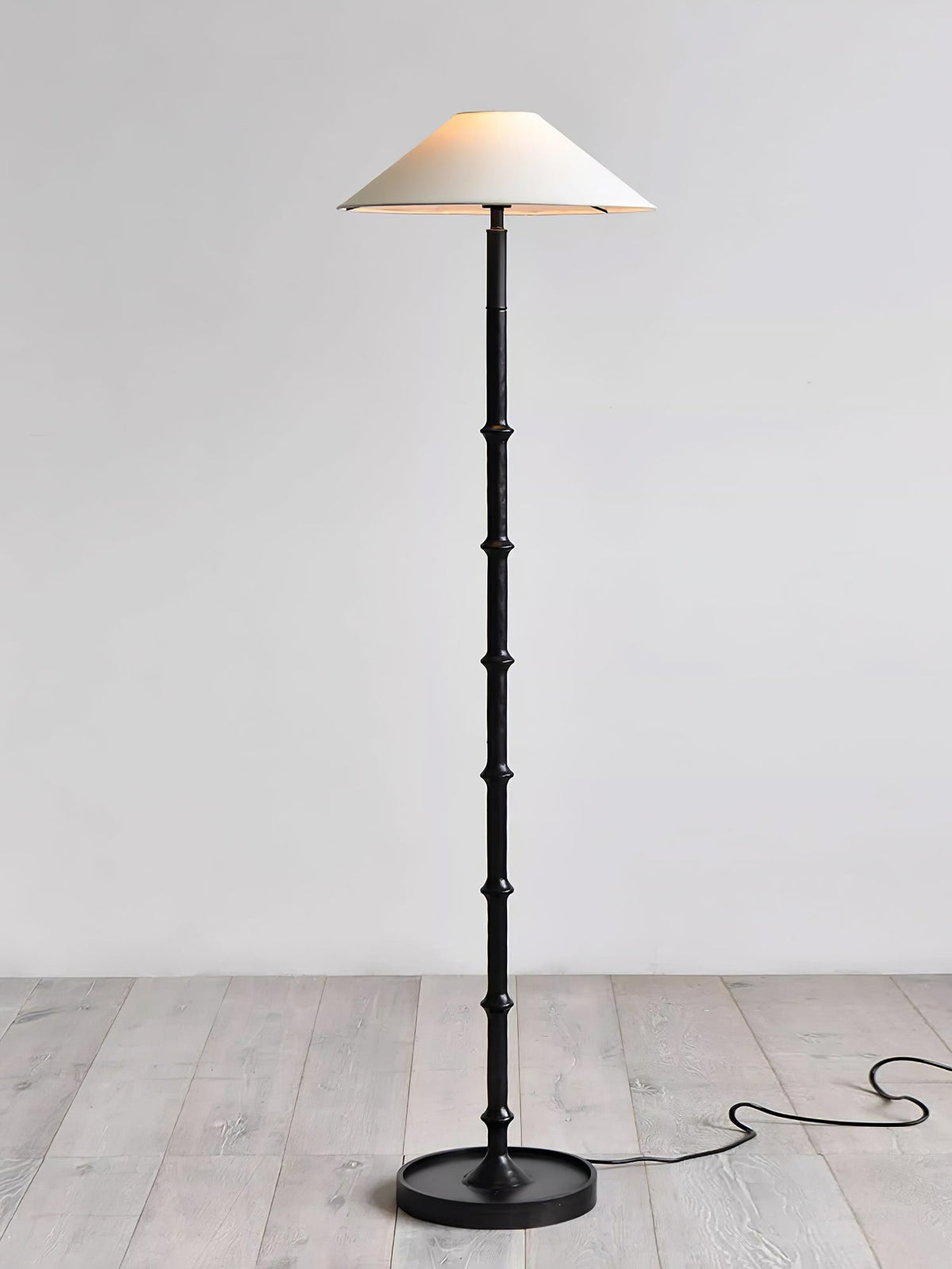Zen Stehleuchte aus Bambus mit Knotendesign