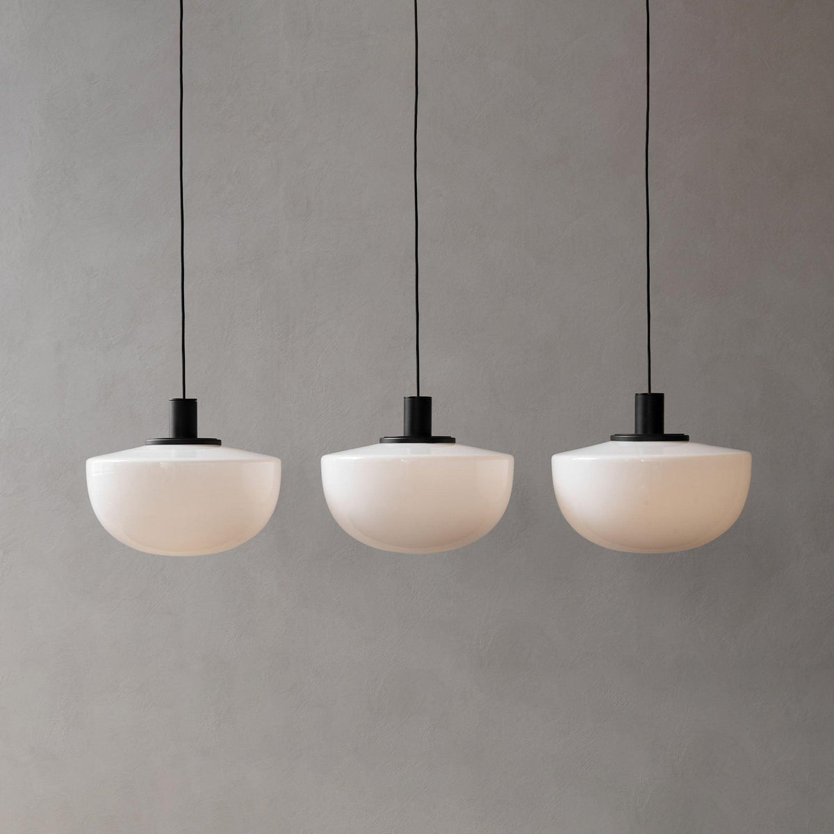 Pendelleuchte aus Glas Kuppel Metallmontage Minimalistisch Entspannend