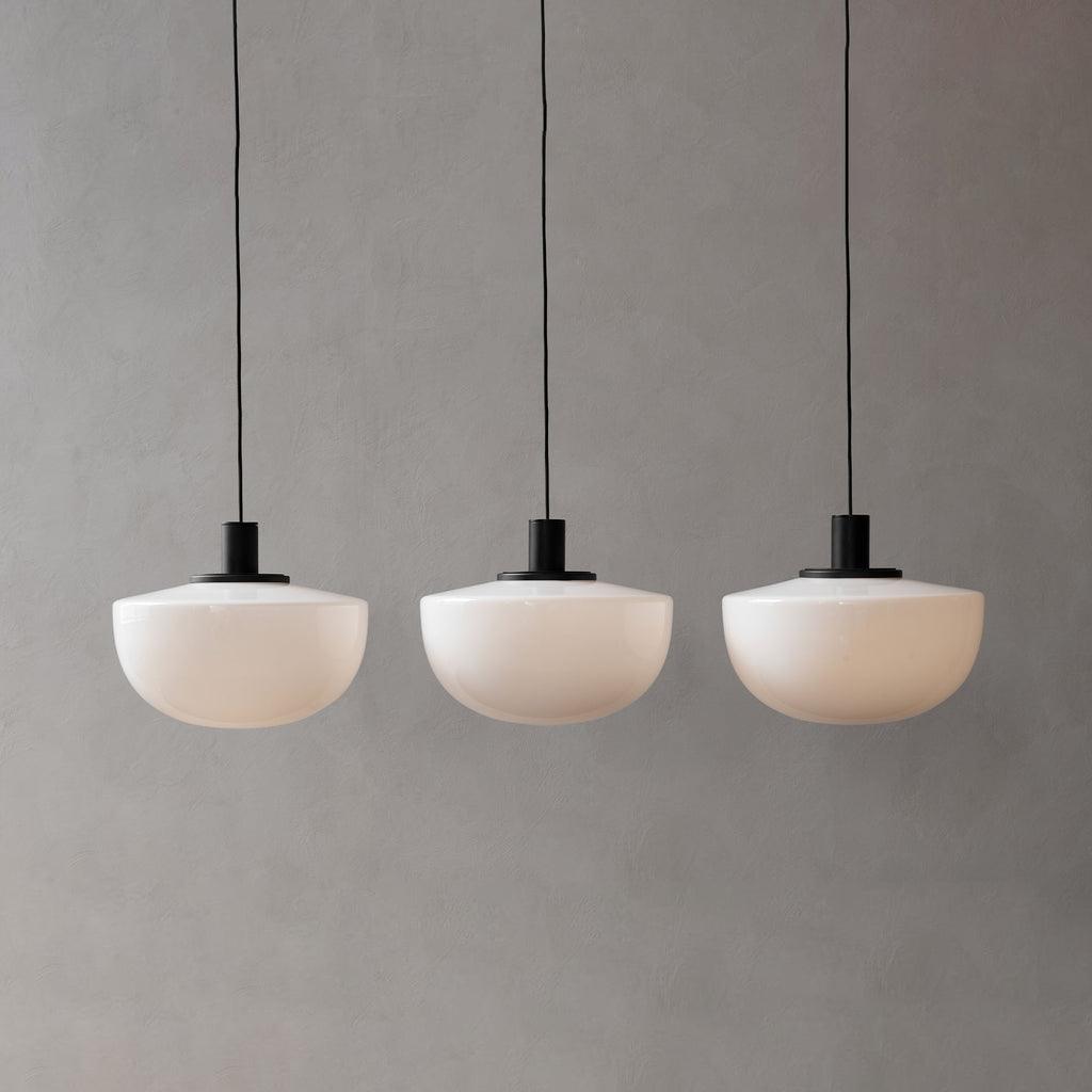 Pendelleuchte aus Glas Kuppel Metallmontage Minimalistisch Entspannend