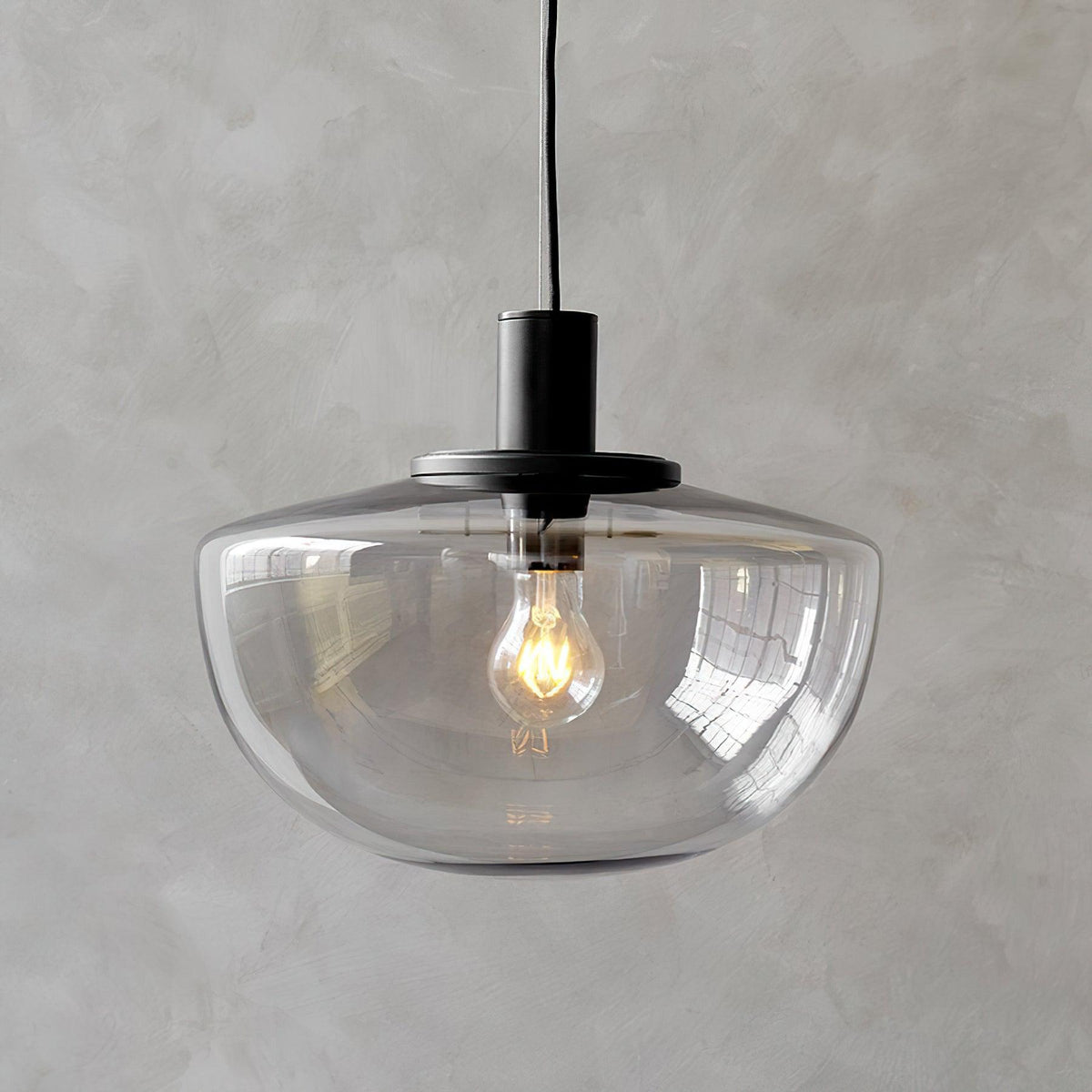 Pendelleuchte aus Glas Kuppel Metallmontage Minimalistisch Entspannend