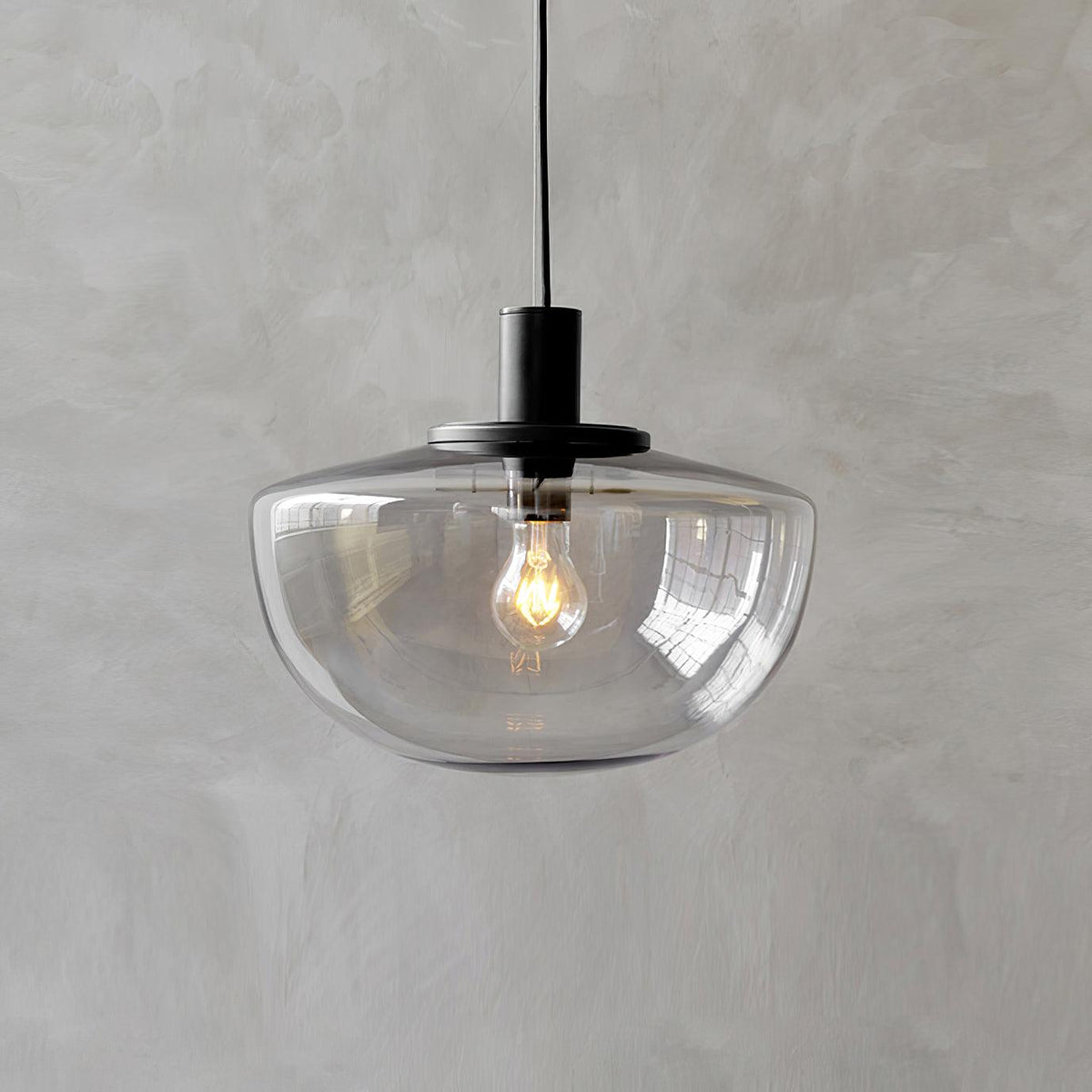 Pendelleuchte aus Glas Kuppel Metallmontage Minimalistisch Entspannend