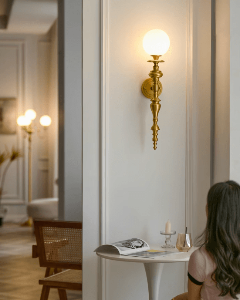 Wandleuchte mit skulpturalem Messingkörper, Kugelschirm und klassischem elegantem Statement