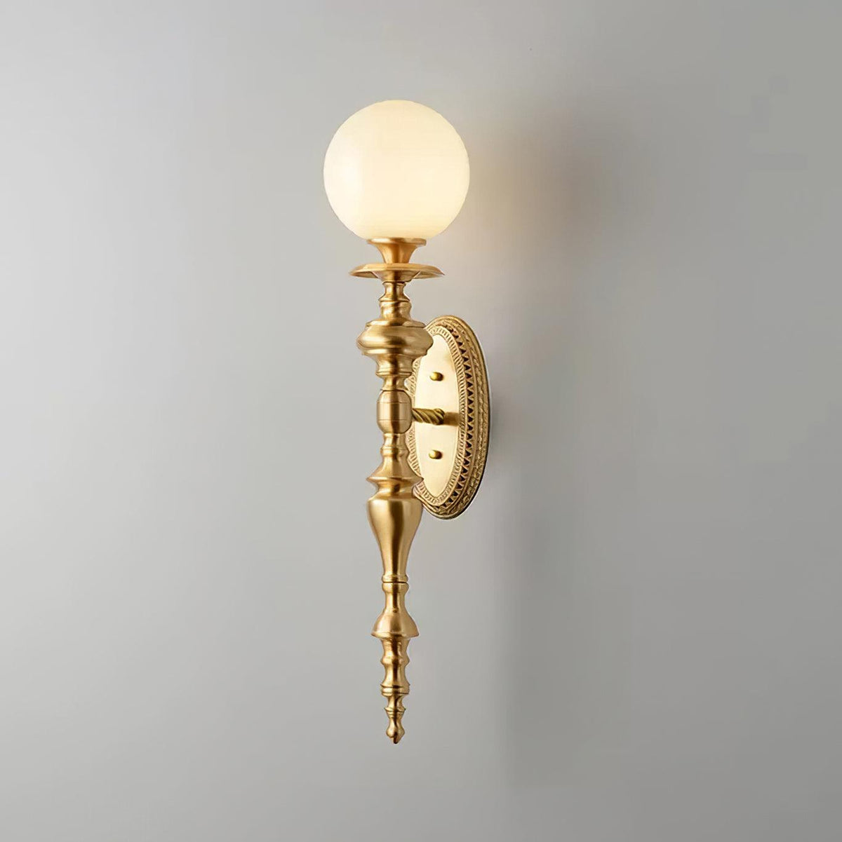 Wandleuchte mit skulpturalem Messingkörper, Kugelschirm und klassischem elegantem Statement
