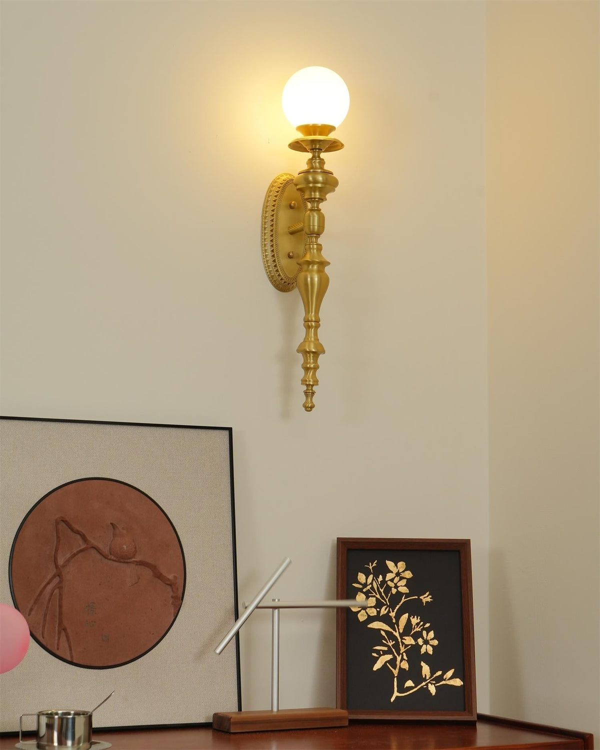 Wandleuchte mit skulpturalem Messingkörper, Kugelschirm und klassischem elegantem Statement