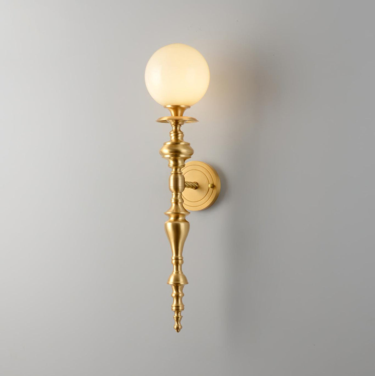 Wandleuchte mit skulpturalem Messingkörper, Kugelschirm und klassischem elegantem Statement