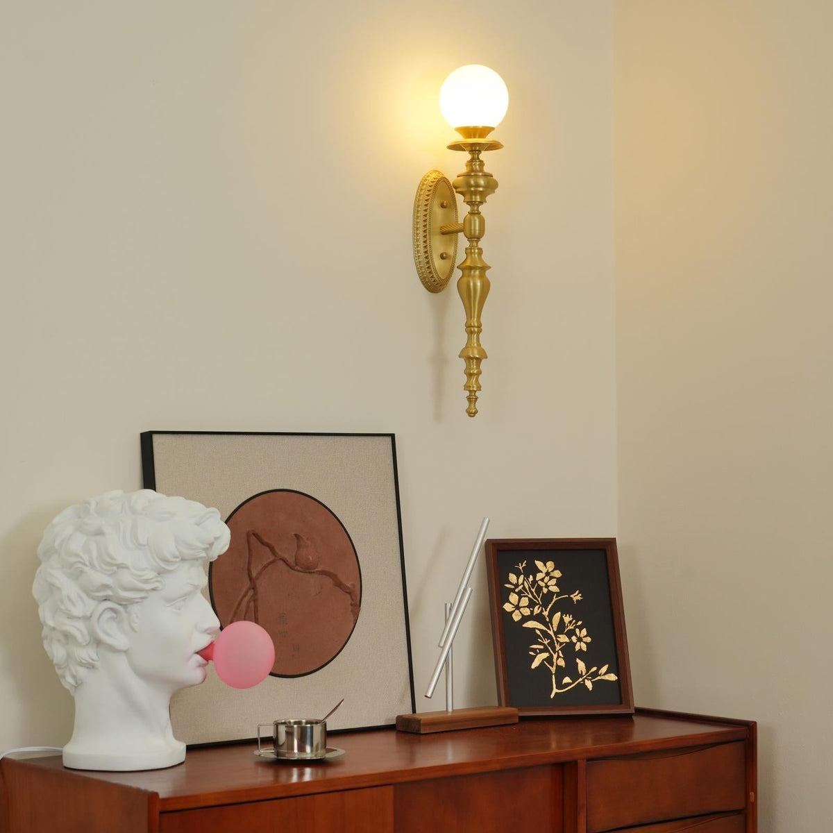 Wandleuchte mit skulpturalem Messingkörper, Kugelschirm und klassischem elegantem Statement
