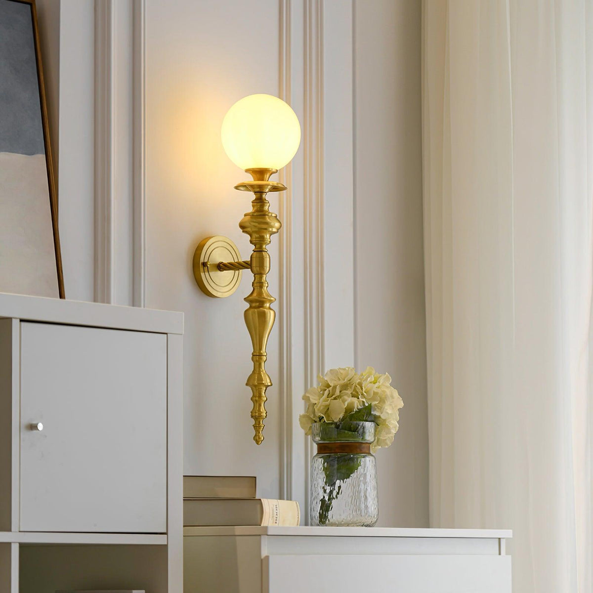 Wandleuchte mit skulpturalem Messingkörper, Kugelschirm und klassischem elegantem Statement