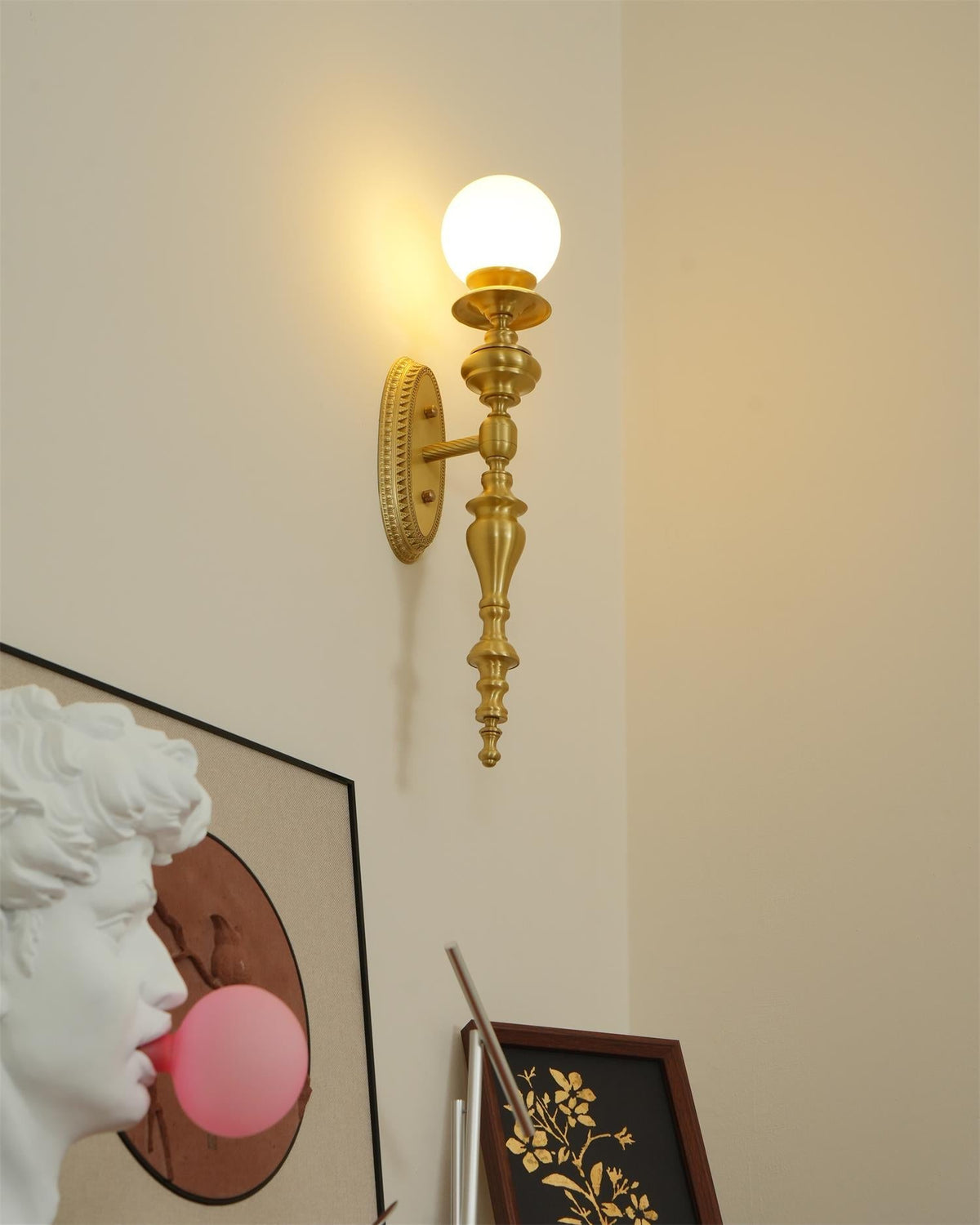 Wandleuchte mit skulpturalem Messingkörper, Kugelschirm und klassischem elegantem Statement
