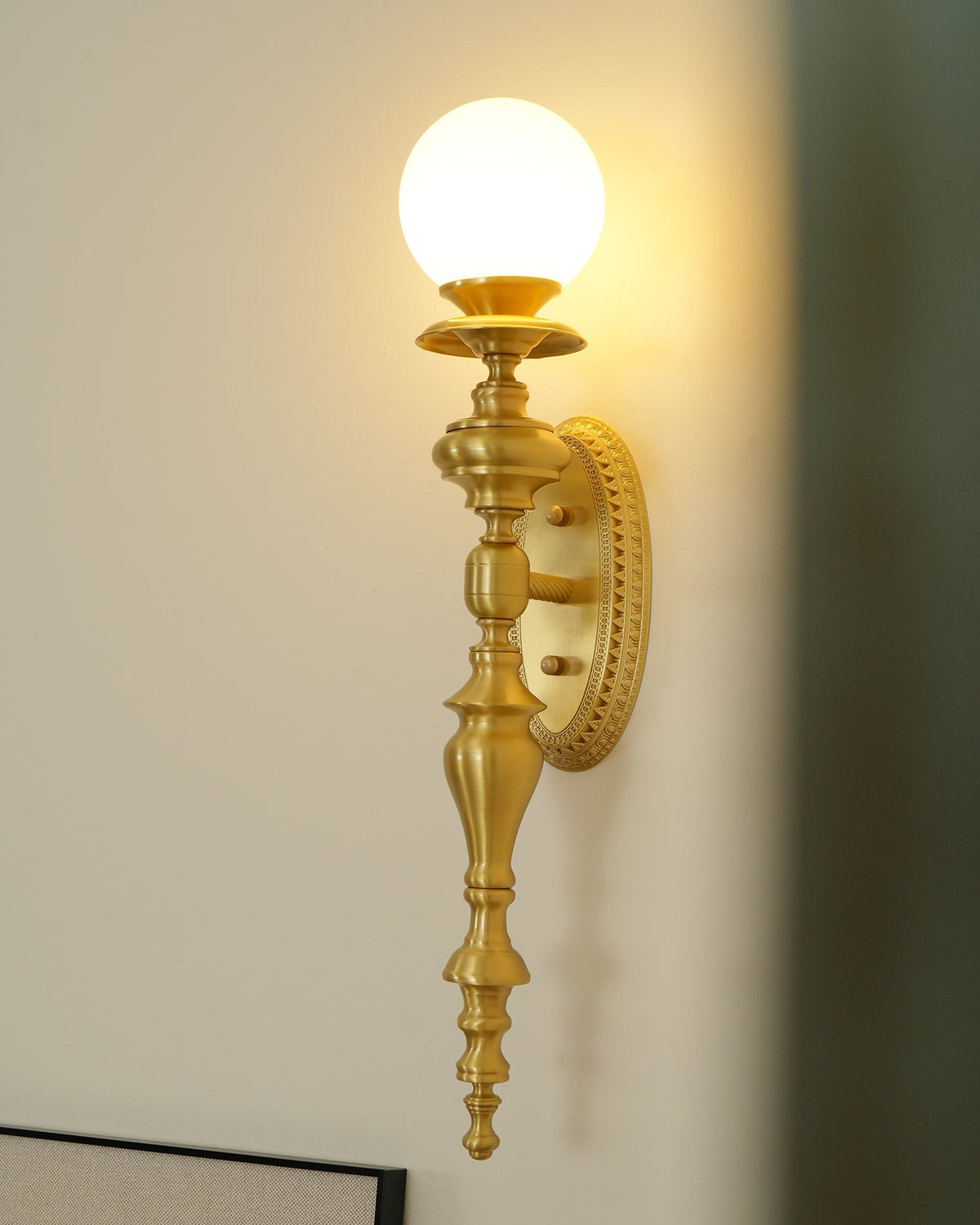 Wandleuchte mit skulpturalem Messingkörper, Kugelschirm und klassischem elegantem Statement