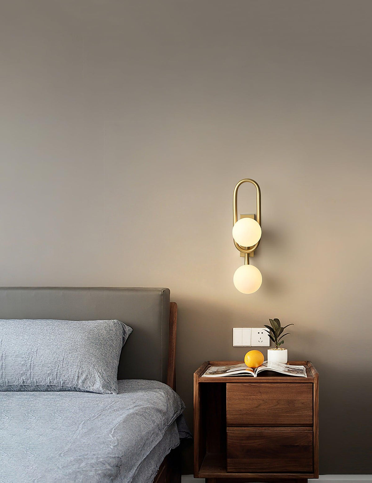 Alphaia zeitgenössische minimalistische Wandleuchte aus Glas