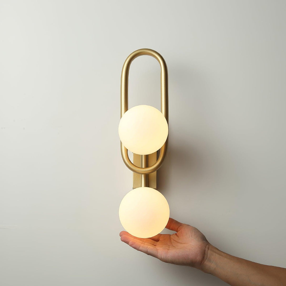 Alphaia zeitgenössische minimalistische Wandleuchte aus Glas