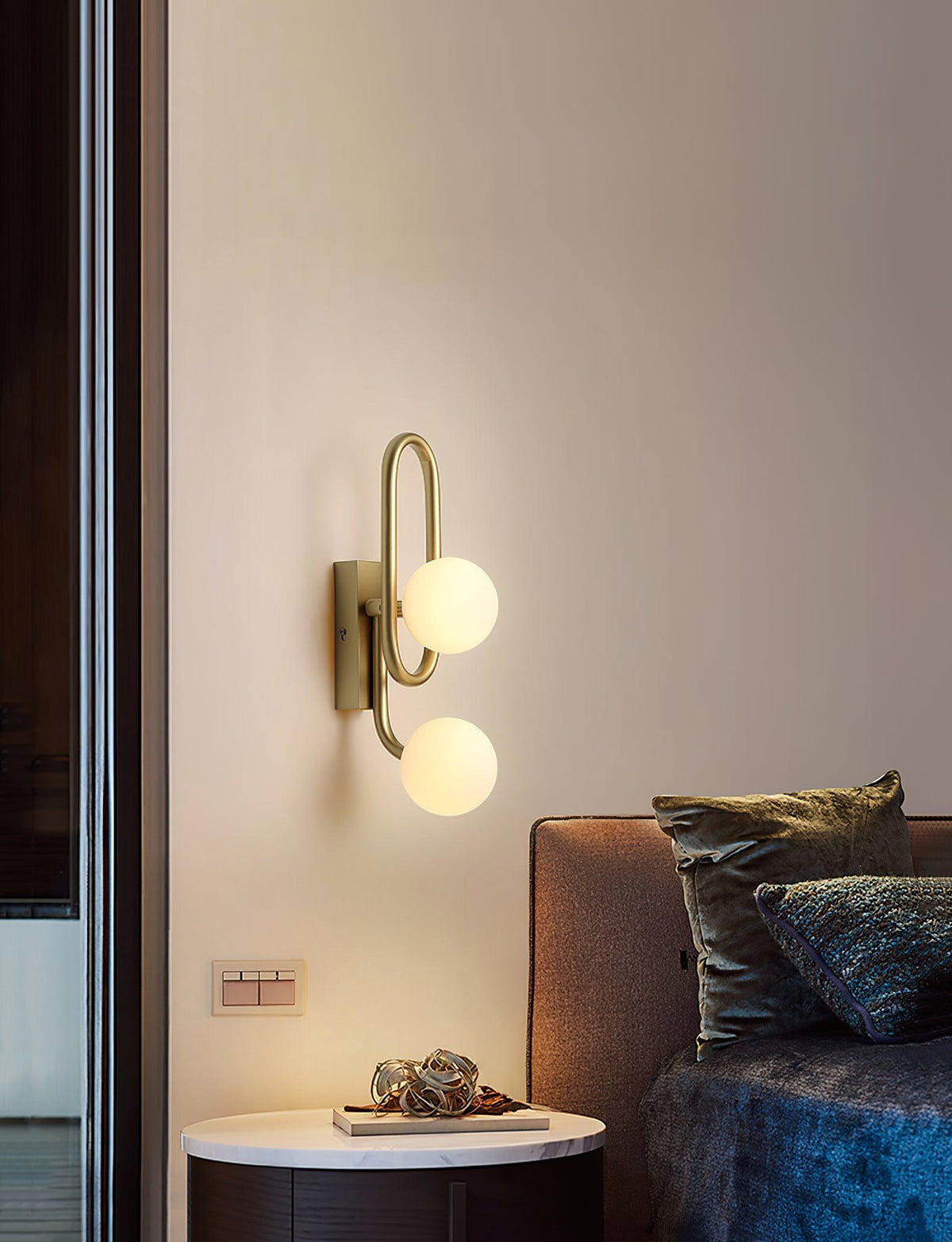 Alphaia zeitgenössische minimalistische Wandleuchte aus Glas