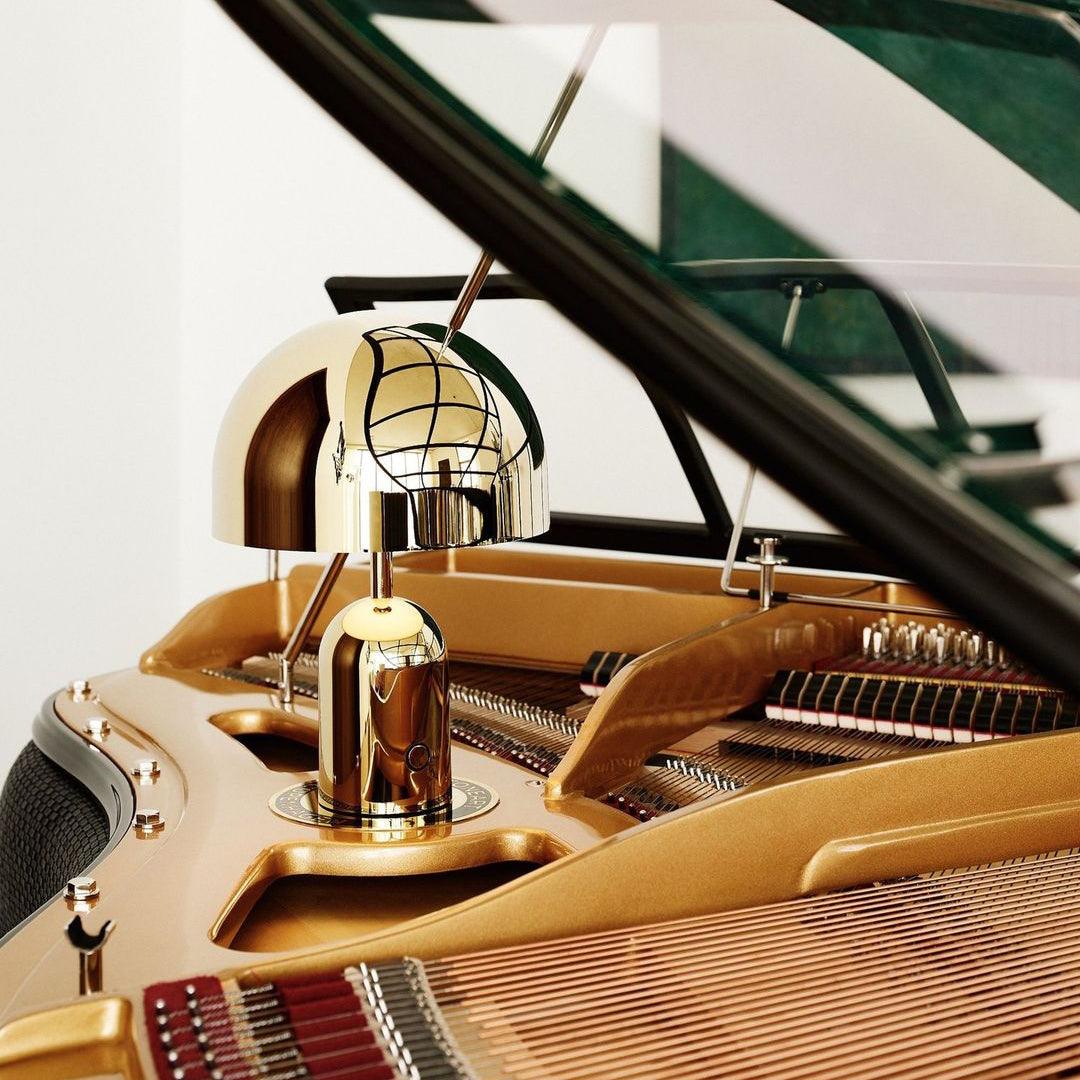 Ames luxuriöse Tischleuchte in Glockenform
