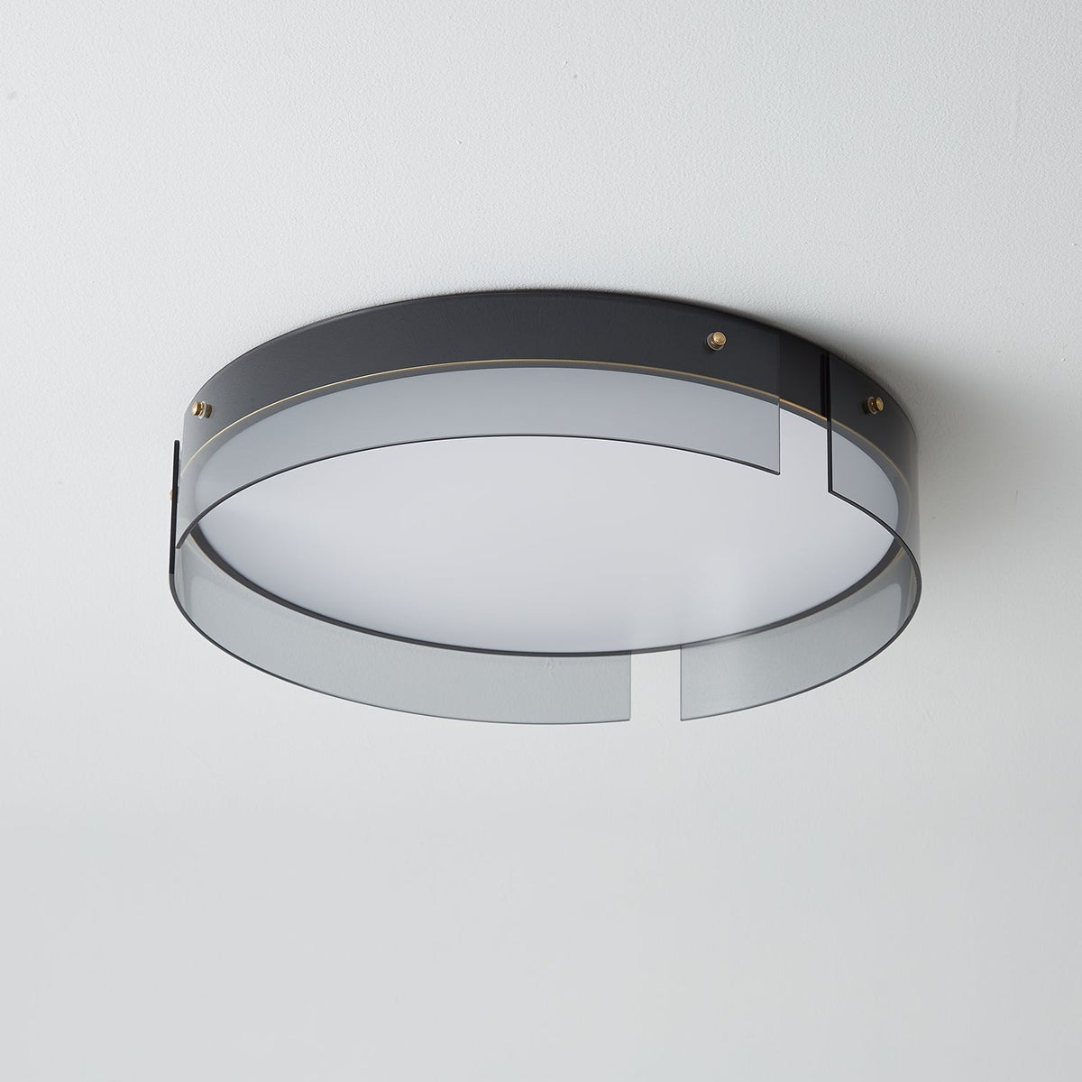 Ovenaris zeitgenössische minimalistische Deckenleuchte aus Messing