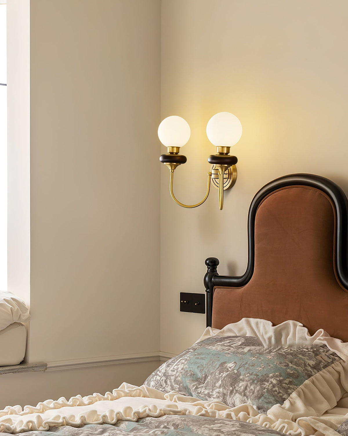 Elvalora Wandleuchte Premium zeitgenössisch aus Walnuss und Glas