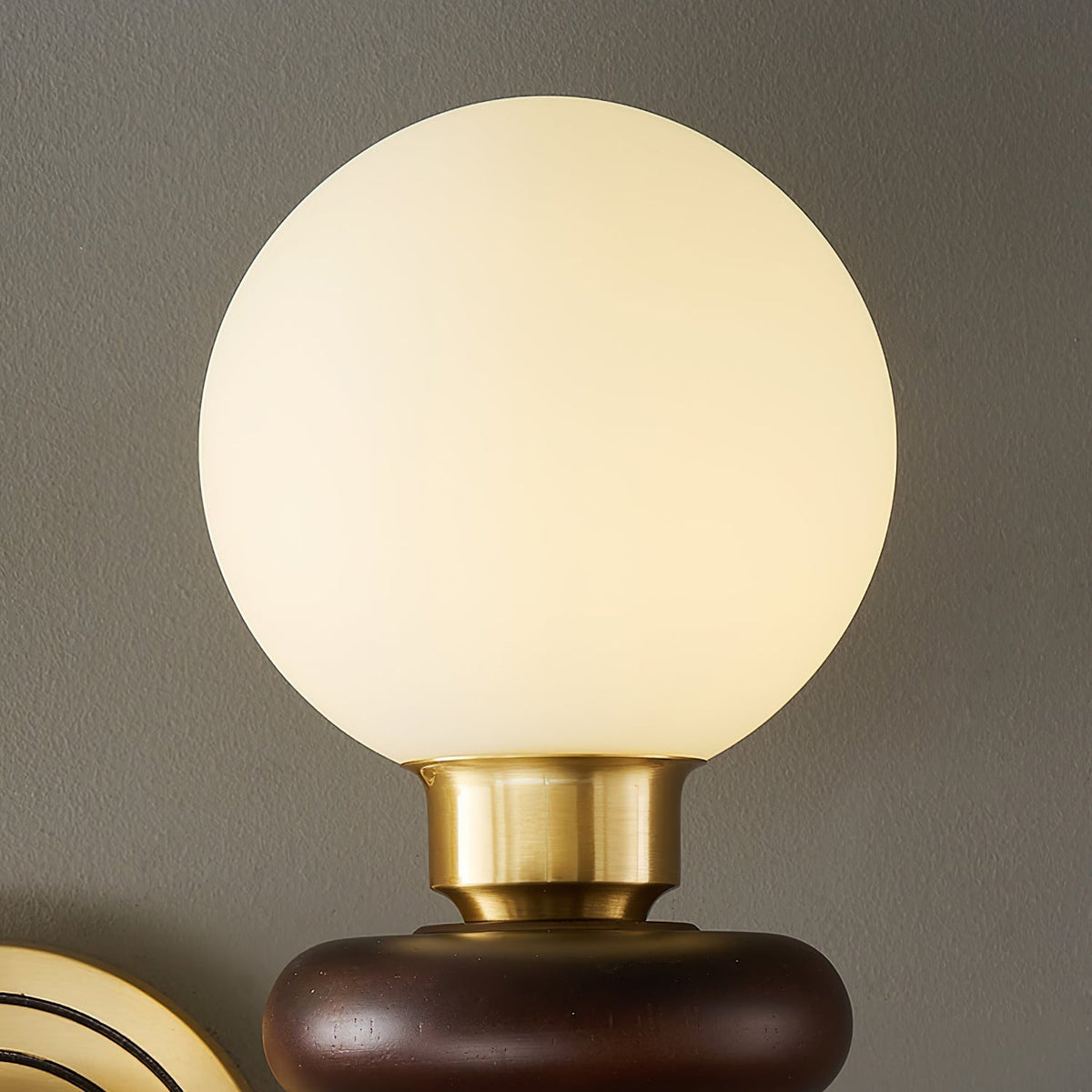 Elvalora Wandleuchte Premium zeitgenössisch aus Walnuss und Glas